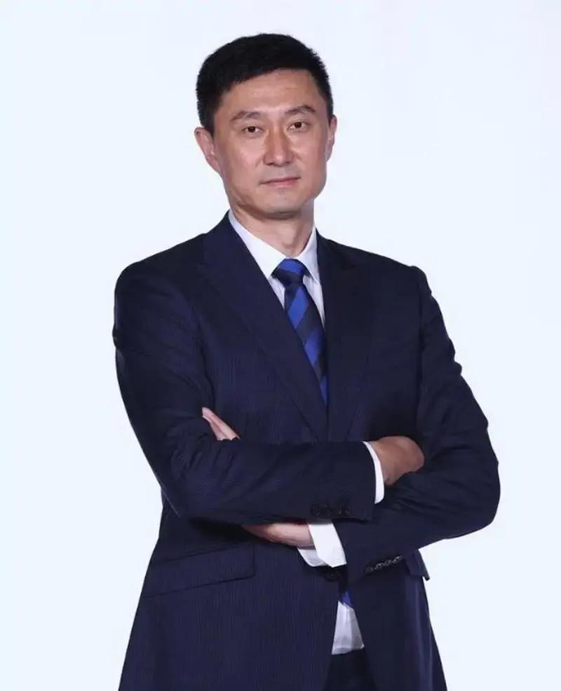 广东宏远输球后看台球迷又开始高喊“杜锋回来”，真是让人哭笑不得。
当初球队遇到瓶颈，网上追着喊换人的也是这批人；如今新帅带队四场输了两场、比赛过程看得人堵心，转头又开始怀念杜锋的严厉。
可问题是，杜锋现在真的还能挥挥手就重返更衣室吗？
说句大实话，这赛季基本没有这个可能。
俱乐部内部其实早有