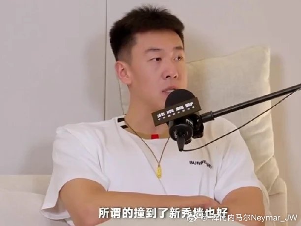 据知名篮球自媒体人球圈赵探长在播客节目采访王少杰时表示：上赛季广东男篮新星王洪泽打了几场好球后状态回落，撞到了所谓的“新秀墙”。
其实是因为王洪泽听到了太多的声音，少杰有时候会开导他。现在的篮球运动员接受到的信息跟以前不一样，以前最多就在球场上感受一些声音。现在互联网发达了，打的 ​