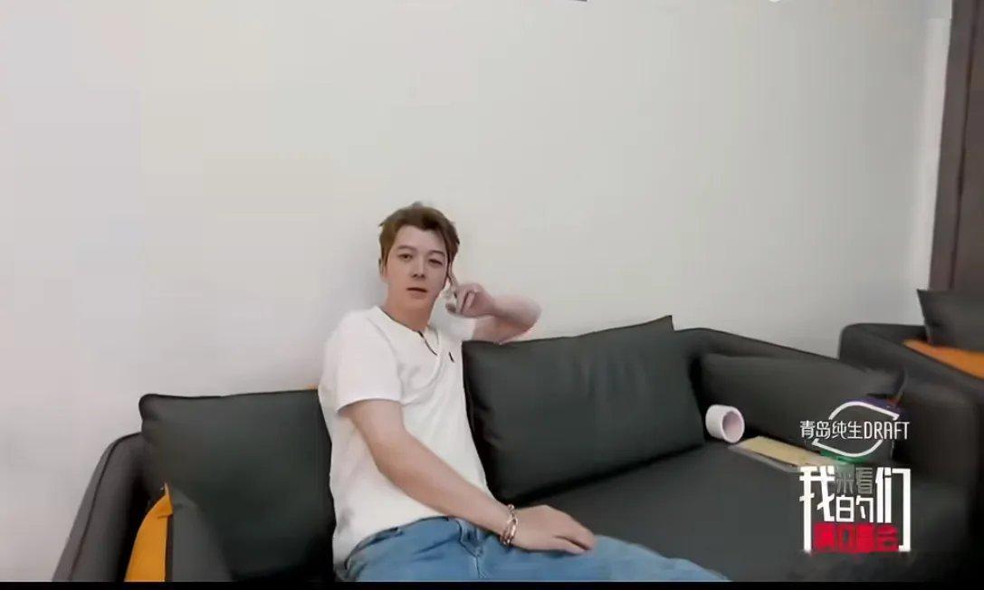 谁被再就业男团的肤色互怼笑疯了！
陆虎吐槽没打光把张远拍得巨黑，张远立马甩锅陈楚生。
生哥心态超好，随缘自黑完全不介意。
 
最绝的是一旁的王栎鑫，白到自带打光板，在人群里发光！
0713这群兄弟真的太真实，不装不客套，互相调侃互怼打闹，这才是熟到极致的真兄弟日常！ ​