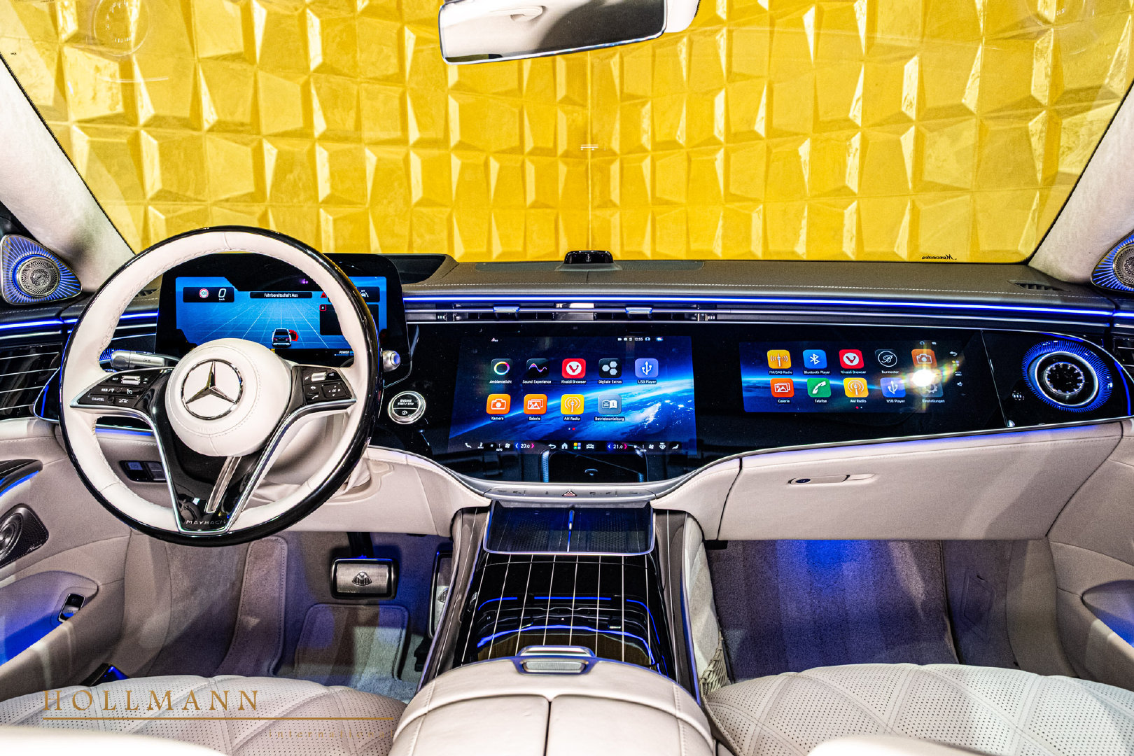 #好车分享# Mercedes-Benz S580 MAYBACH，中期改款之后的S迈巴赫。223代这套设计语言搭配迈巴赫车型布灵布灵的风格还是蛮好的，比普通S级更显大气，不过新的中控三屏挺掉价的，要么跟电动GLC一样做成大连屏取消边框，要么把黑边部分做成木头的，通过材料的质感来弥补，现在这样就是个黑边太丑了。 ​