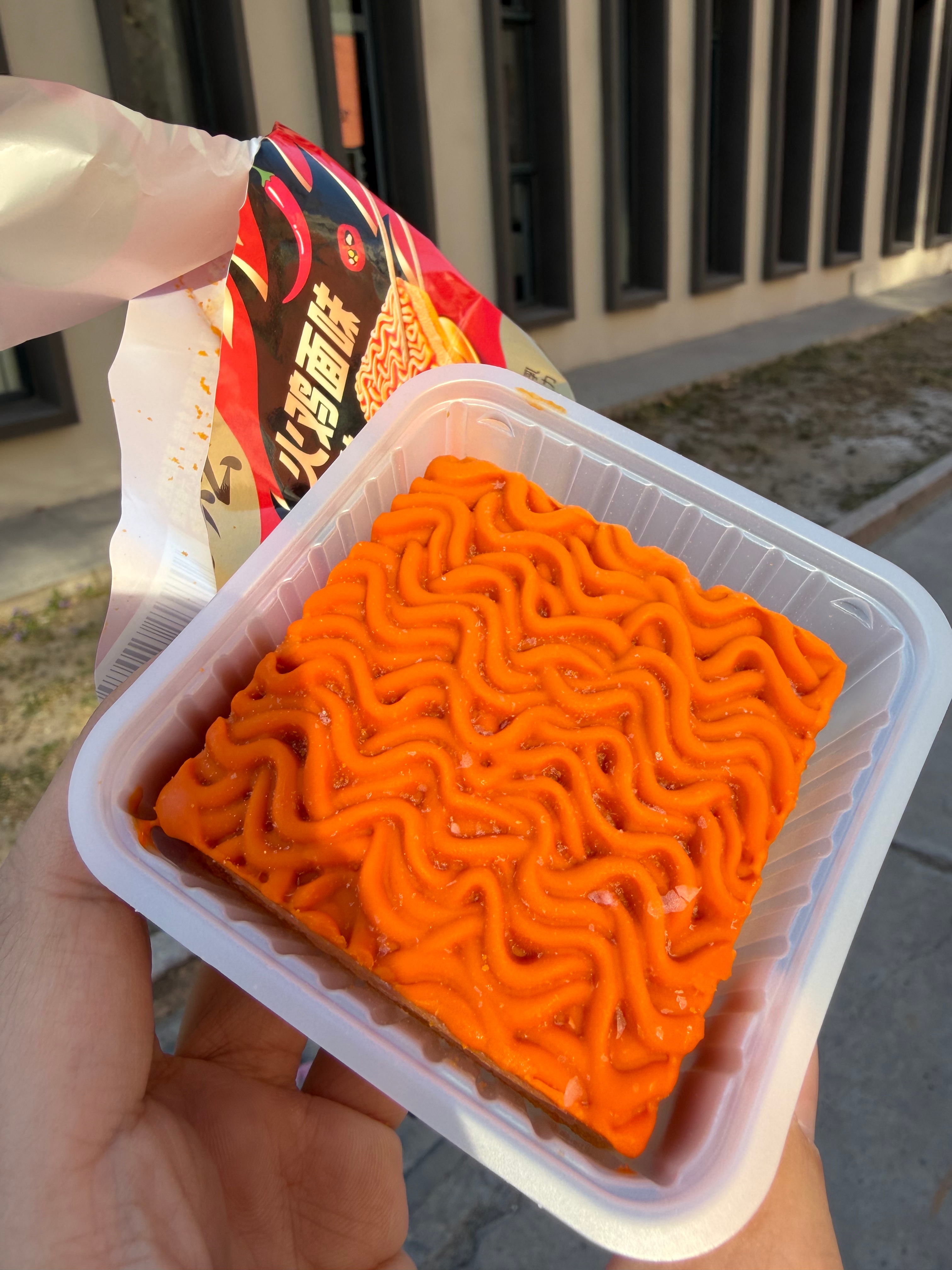 谁懂啊！火鸡面还能做成冰淇淋？🍜绮炫这波操作太野了！红黑包装一打开直...