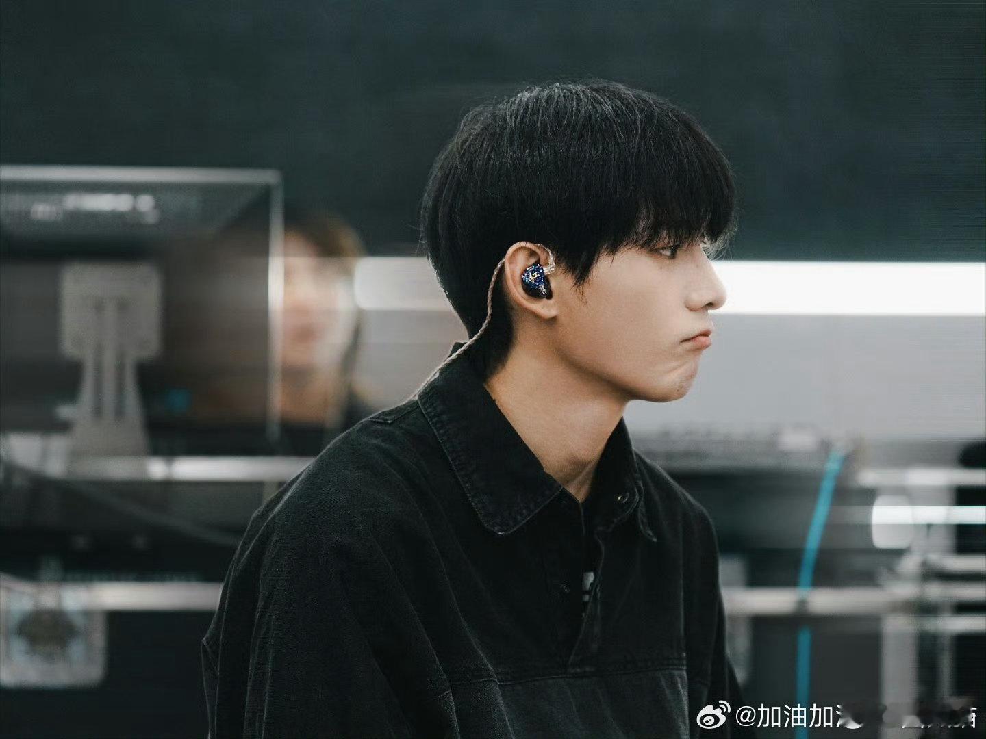 #姚琛终于被看见了# 姚琛二公组队抢手程度拉满，业务能力全面，是大家都想要的队友。在小沈阳组充当团队螺丝钉，写词编舞耐心帮曾辉练习，懂得照顾前辈情绪收敛锋芒，踏实努力的他终于迎来属于自己的高光。 ​