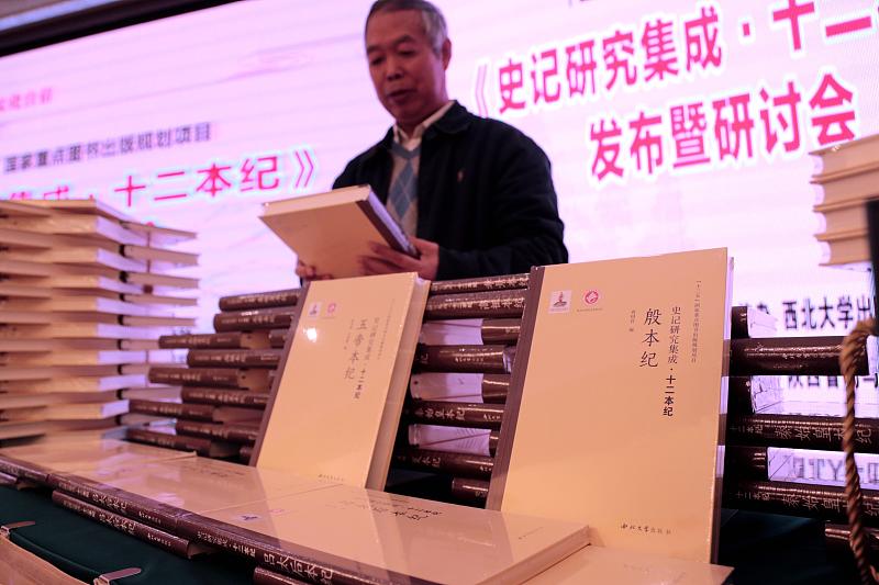 关于秦始皇父亲的争议，真的是传了两千多年的老瓜了，甚至现在还有人拿这个当梗去攻击陕西，属实有点离谱。
其实学界主流早就拍板，秦始皇的生父就是秦庄襄王秦异人。很多人揪着《史记·吕不韦列传》里的“献姬匿身”说事，却没搞懂史记的体例规矩：本纪是官方正史定论，列传里不少是