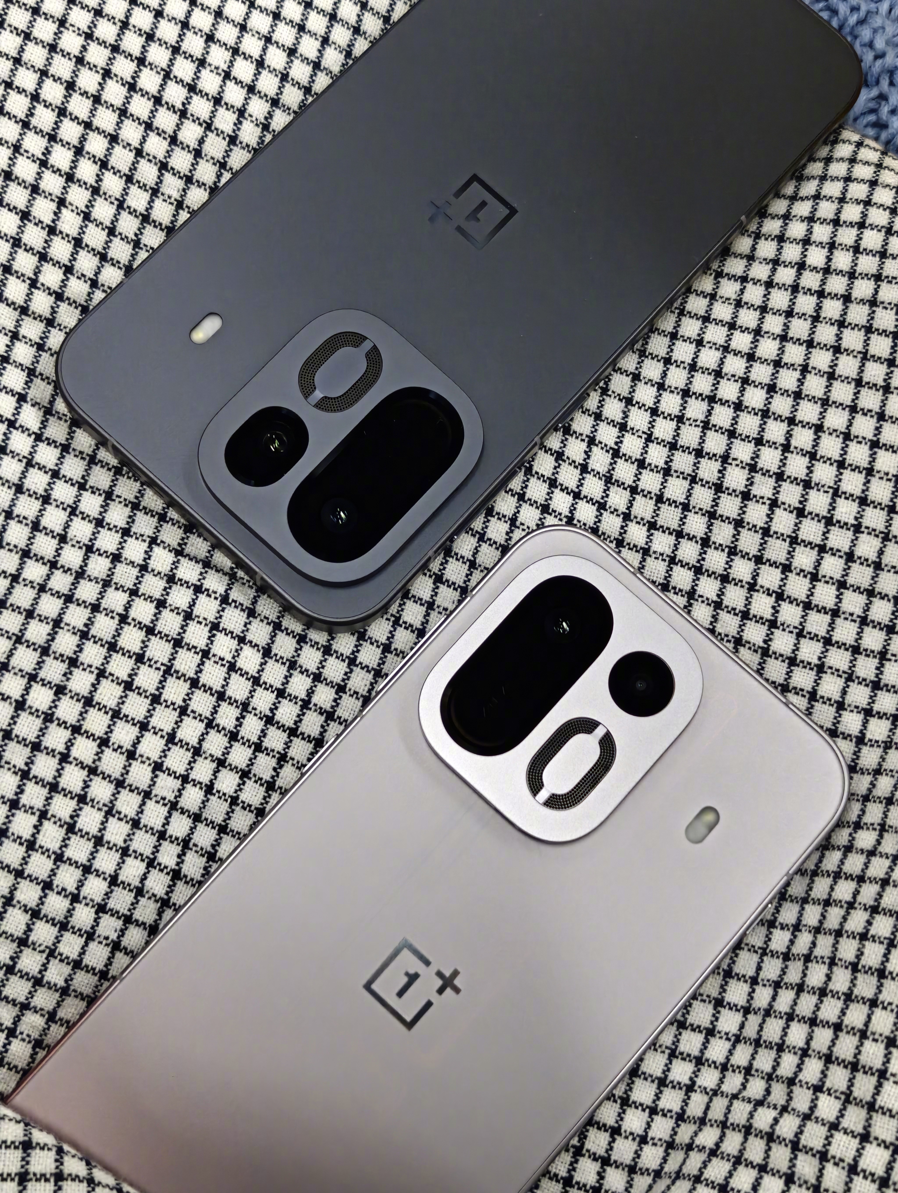 一加 Ace7 / Ace7 Pro 图赏：锋芒内敛，性能美学

一加Ace7系列整套外观延续性能向设计语言，标准版与Pro版轮廓大体一致，金属中框搭配大R角，握持手感圆润趁手，AG丝绸玻璃后盖不易沾染指纹，质感在性能机型里颇为出彩。

Pro版专属「破风」冰蓝色后盖，依靠多层蚀刻工艺做出风暴扩散纹理，光线晃动之 ​