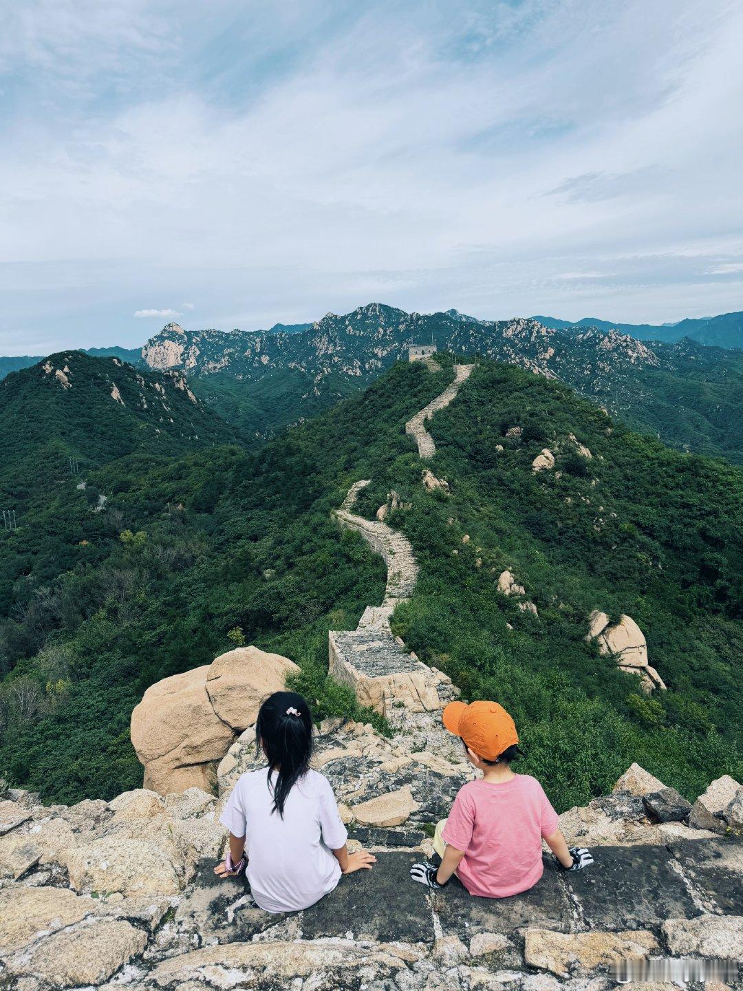 ｜关于幸福[心]｜
你要接受它是个点状的存在
小时候的泥巴鸭子
青春时期的怦然心动
通过努力学习拿到证书[蜘蛛侠]
工资到账[哈哈][蜘蛛侠4]
恋爱时期和恋人难忘的旅行🏞️
家庭生活中发生的温馨趣事…
那些存在你脑海里的幸福画面
就是我们生活的意义[礼物] ​