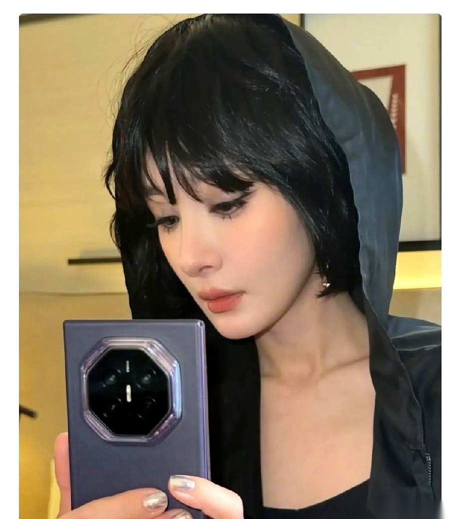 何炅在一次采访里问杨幂跟刘恺威谈恋爱压力大不大，杨幂直接回自己也是二十七、八岁的小姑娘。
她当场挑明男方正处在一枝花的年纪，多的是年轻女孩往他身上冲。
外面的闲言碎语虽然被这句话挡了回去，但两个人关起门来过日子的具体问题还没开场。
年轻姑娘心气儿高的时候，很容易生出一种念头，觉得找个成熟的大叔挺省心
