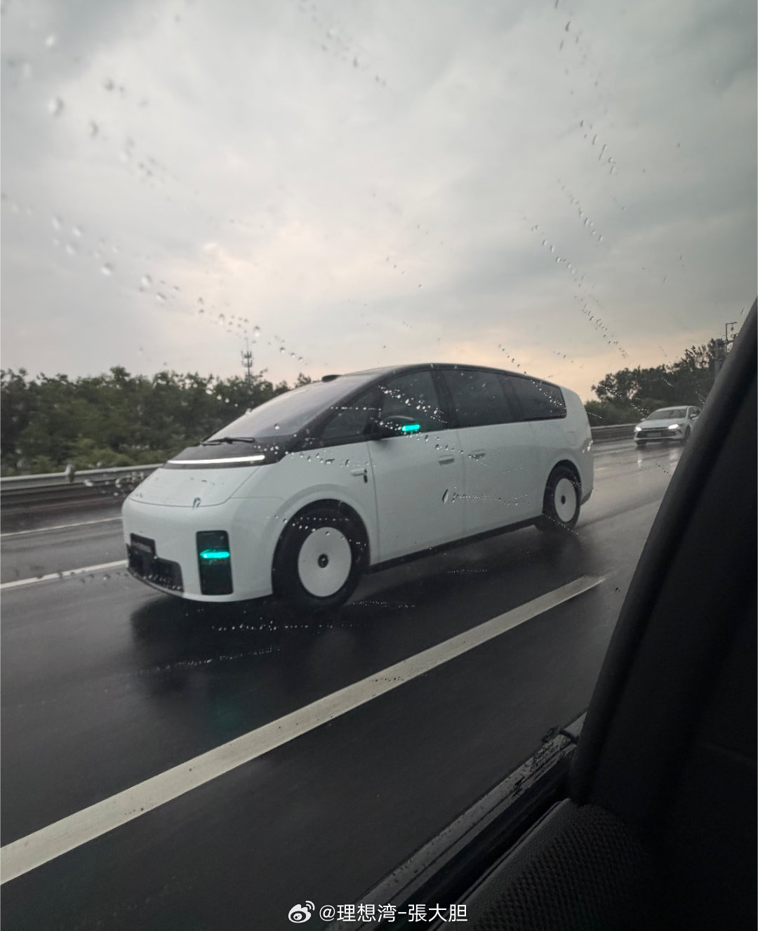 全新#理想MEGA# 又被偶遇了！[666][666] ​