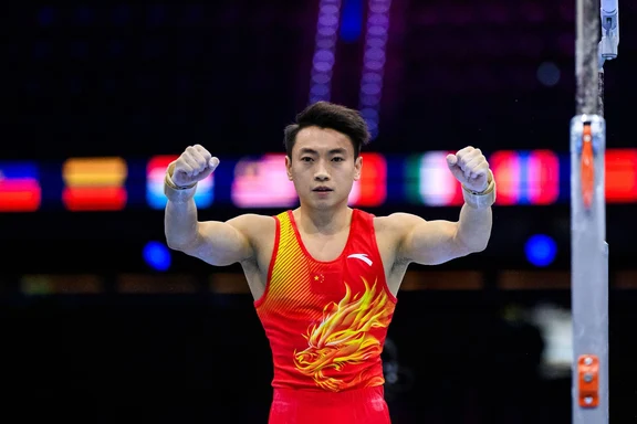 “双杠王”邹敬园再夺世锦赛双杠冠军
