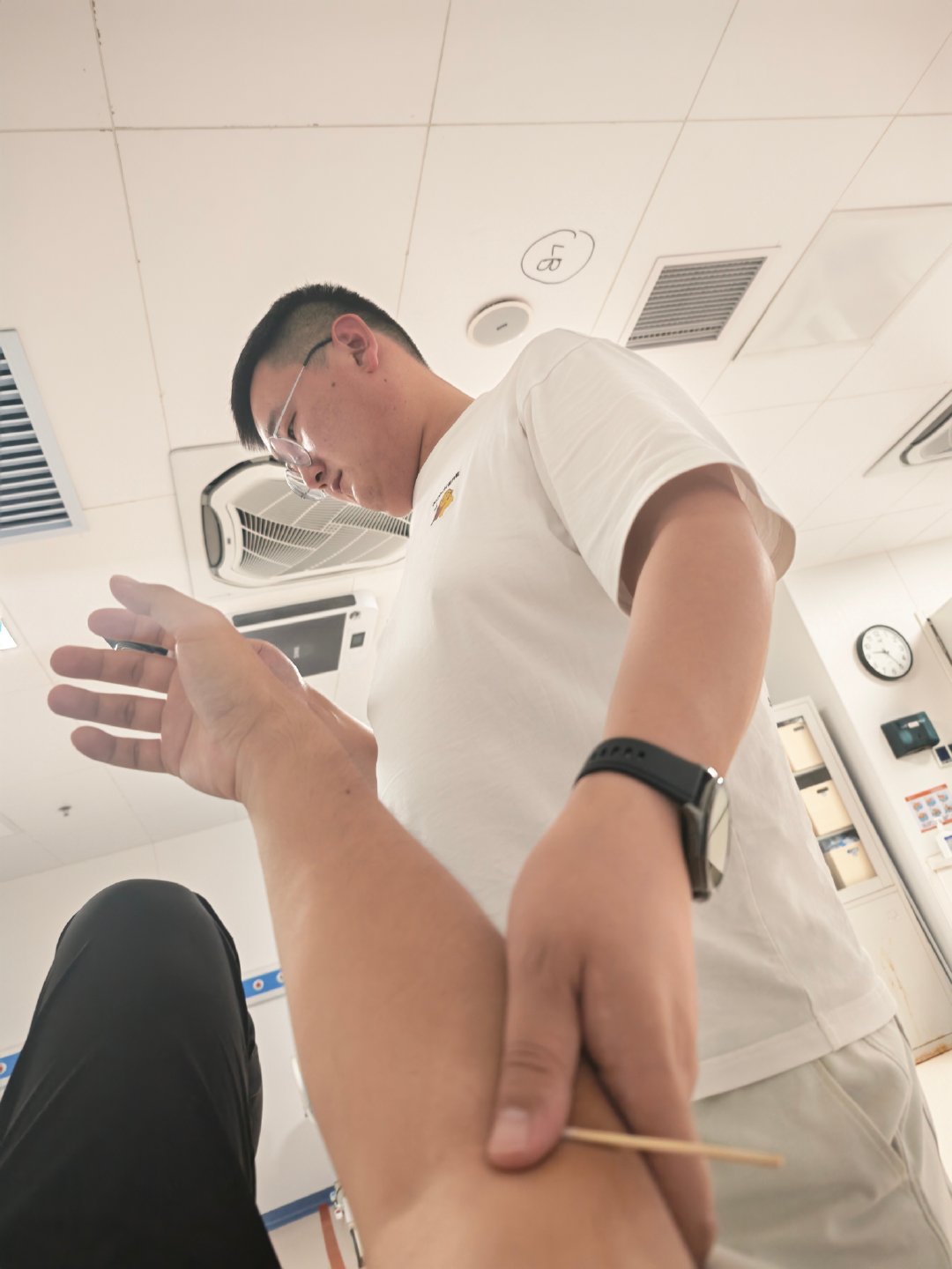 胃肠镜做完了，也算是解锁新体验了，麻药一上直接睡过去了。在诊室一做完就醒了，躺了几分钟就出来坐着了，就是现在肚子还有点胀胀的，脑子已经清醒了

和一块来的，上午他照顾我，他是下午两点做，等我再照顾他。他刚喝了泻药一个多小时，现在正频繁跑厕所中[doge]#微博跨域计划# ​
