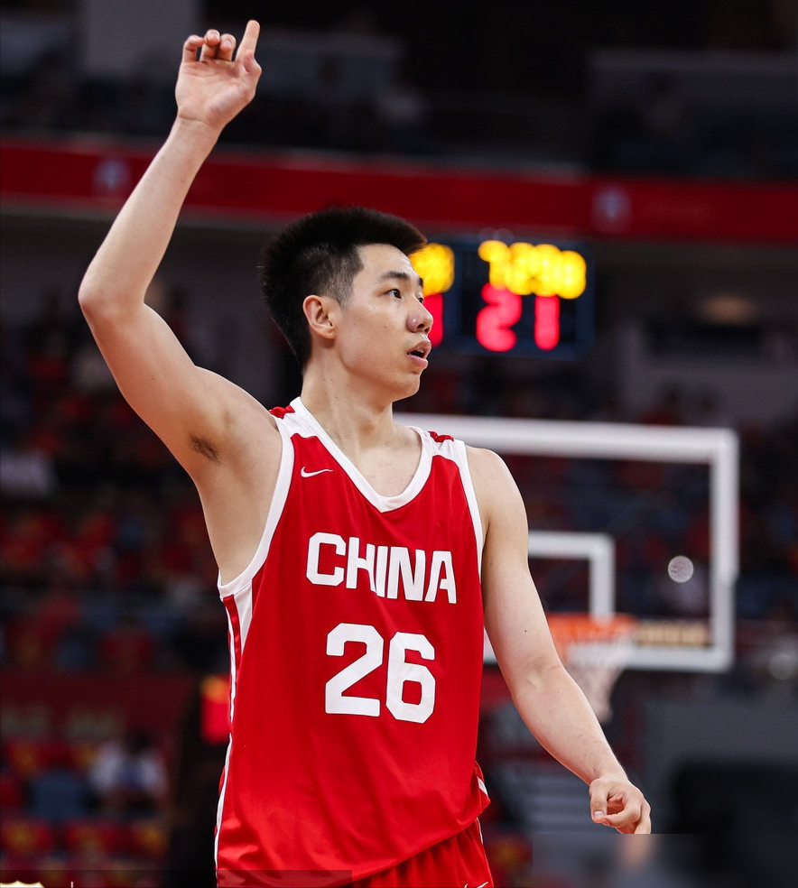 中国男篮最硬的铁人倒了，郭士强的底牌彻底打光！
9月14日赛后确认，朱俊龙大腿后群肌肉严重拉伤，至少得躺6到8周，亚运会直接报销。
为啥伤？从CBA总决赛结束，他就一天没歇过。跟着国家队连轴转，死磕到底，铁打的肉身硬生生被熬出了极限。
更让人窒息的是，男篮锋线全军覆没。李弘权腰伤休战，赵嘉义、