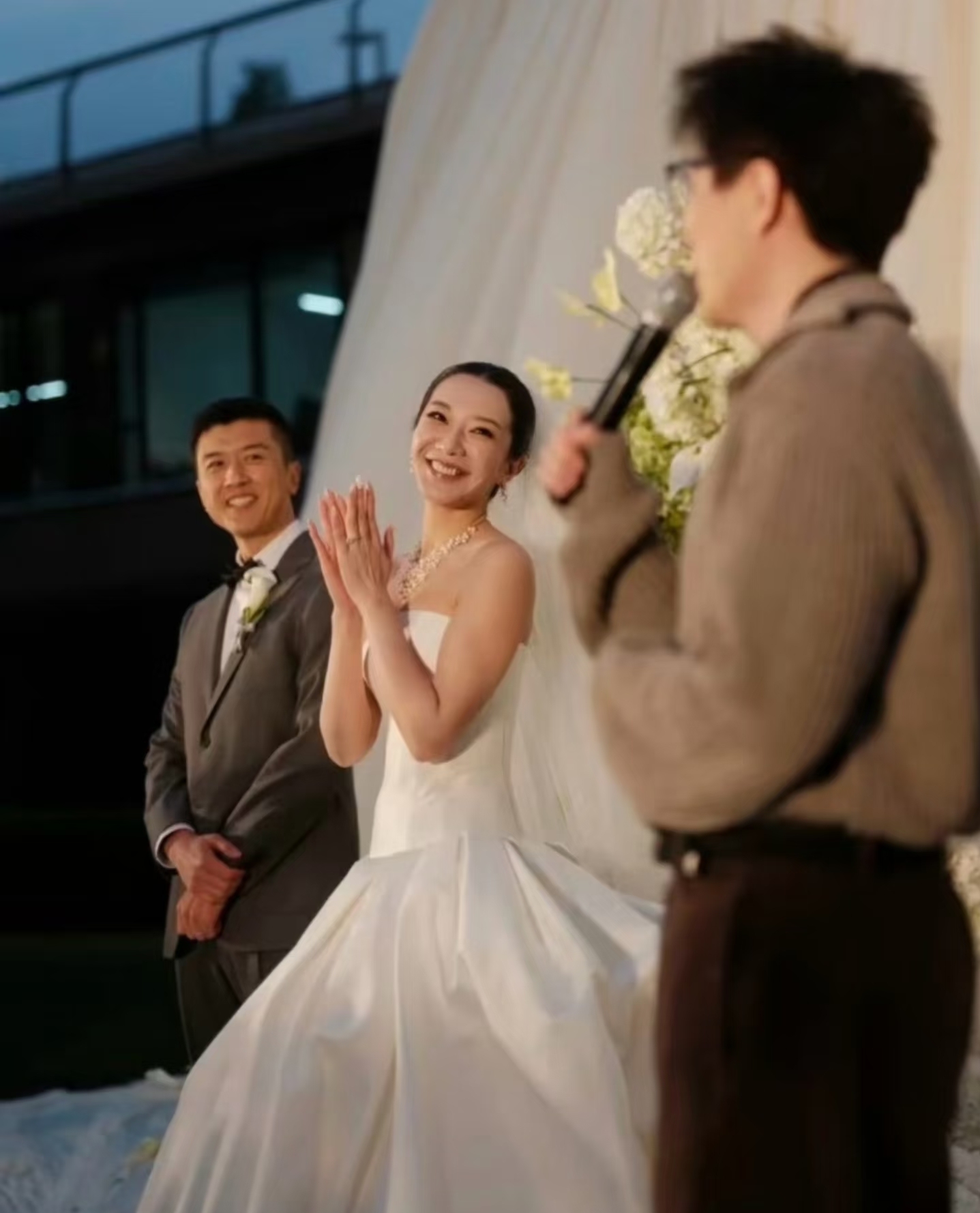 毛不易站在朋友婚礼台上，说了一句：“从校服到婚纱，虽然不是我的妻子。”

这话一出，现场先是一愣，接着就有人红了眼眶。新娘佳奇是他认识了二十多年的发小，初中、高中、大学，再到一起北漂，几乎每一步都有对方的影子。高中时他厌学，佳奇跑他家给他做饭；大学时他去杭州实习，佳奇趁他不在，帮他把乱糟糟的出租屋收