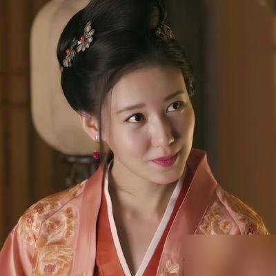 王仁君拿了飞天奖，盛家全员出来团建了。
《知否》剧组集体送祝福，他挨个回复，用的全是盛长柏的口吻，端方持重，滴水不漏。
唯独到了饰演林噙霜的高露那儿，他绕开了“庶母”二字，换了个更得体的称呼。
这一个字的差别，网友直接炸了。
戏都播完多少年了，礼法分寸还刻在骨子里。
别人演戏是演个形，他是
