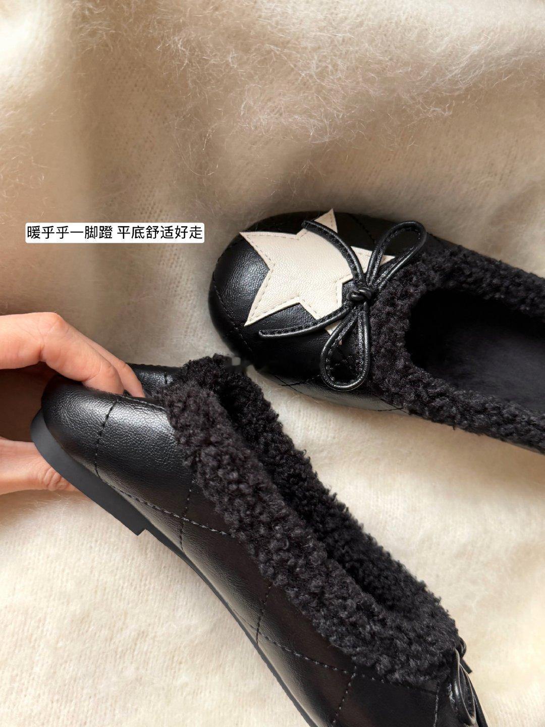 之前卖的很好的星星鞋加绒款来咯 留言尺码抽一位送 型做得巨秀气 修饰脚型一绝
软皮面料很好打理 内里铺满羔毛 毛感蓬松
天气凉的时候穿刚刚好 踩进去暖暖的 平底款走路无压力 秋冬搭配裙子裤子都很有氛围感 耐看不容易过时 ​