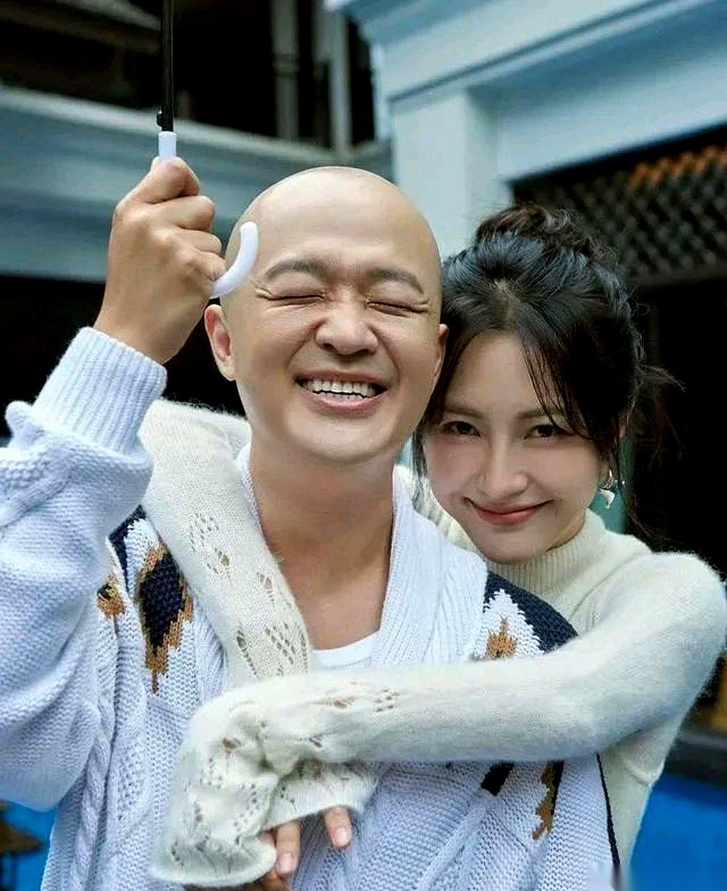 要是哪天包贝尔真被曝出点啥花边新闻，我敢打赌，全网都劝分，包文婧也绝对死死抱着腿不撒手。
你敢信吗？
在这个遍地都是绝世大帅哥的娱乐圈，居然有个女人天天提心吊胆，生怕别人把包贝尔给抢了！
赵奕欢要是知道自己被当成假想敌，估计得在屏幕前直呼救命：姐，我真不瞎啊！
但在包文婧眼里，她老公那绝对是发着光的