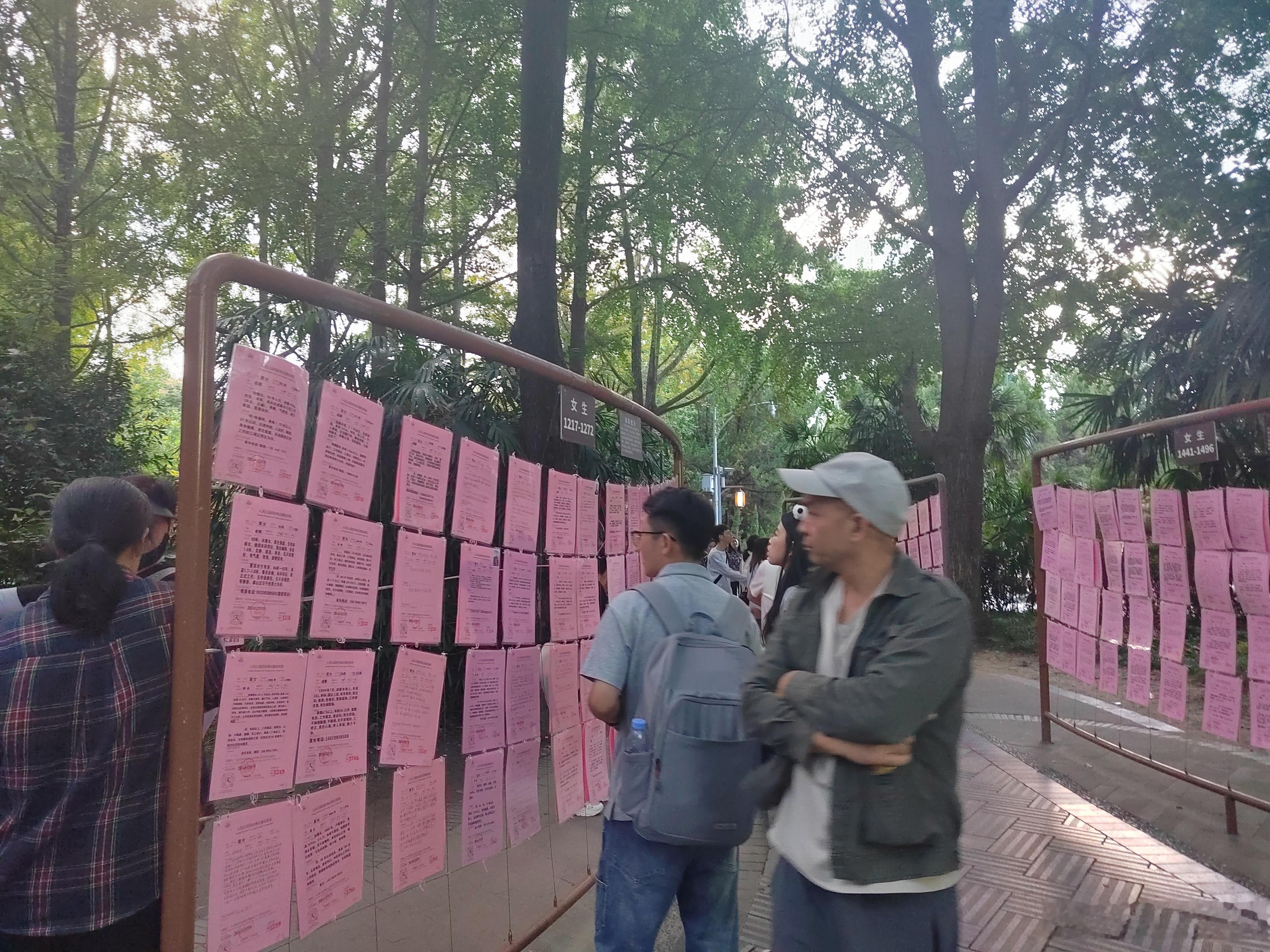 成都day1：终于来了巴适成都，下午才到就没有去很多地方了。今日top1为人民公园相亲角[点赞]记得上次在上海人民公园也是遇见相亲角感觉特别有意思，就是这次来看相亲角会有种人像待价而沽的商品被一列一列展示和挑选，可能这也是我总对相亲有种奇怪的感觉的原因。不过其实说白了只是多认识人的渠道罢了 ​