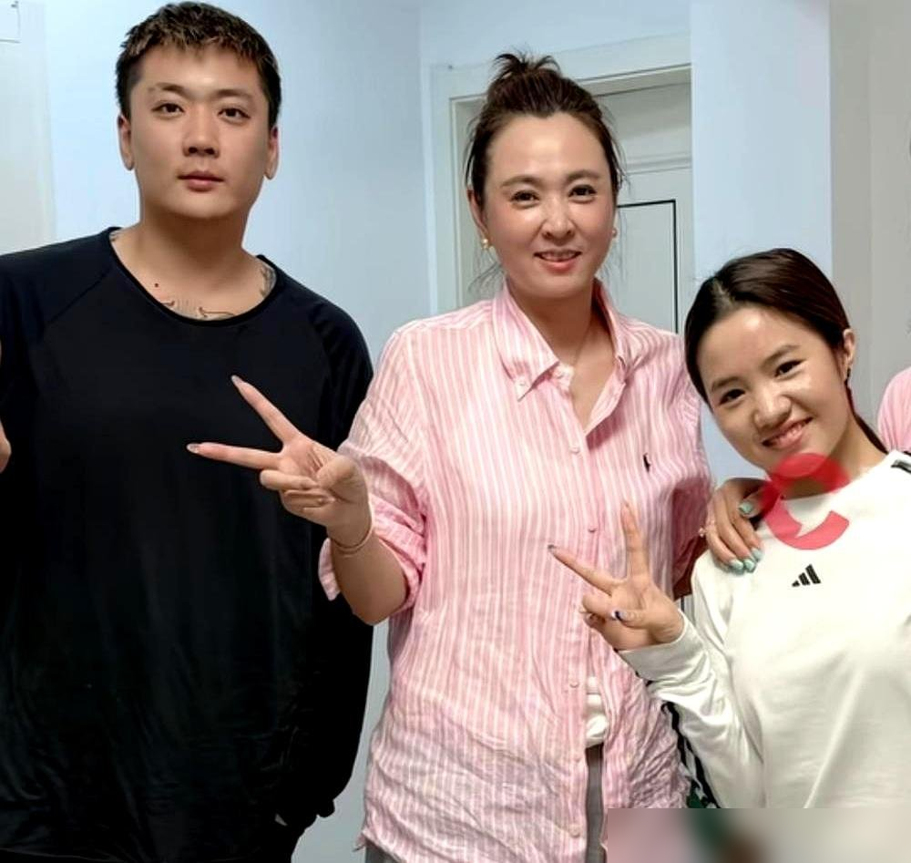 晋妈直播里亲口承认，停了李勒优好几个月零花钱。原因是嫌她白天睡晚上熬，喊她去自家面馆搭把手也不肯。话说到这份上：我这白头发，都是养李勒优熬出来的。
转头面馆就多了个新干女儿出镜救场。李勒优搬出去独居，只发了句接受一切事与愿违。记者问，她说关系挺好的，其他不便多谈。哥哥崔晋出来打圆场，说就是正常琐事