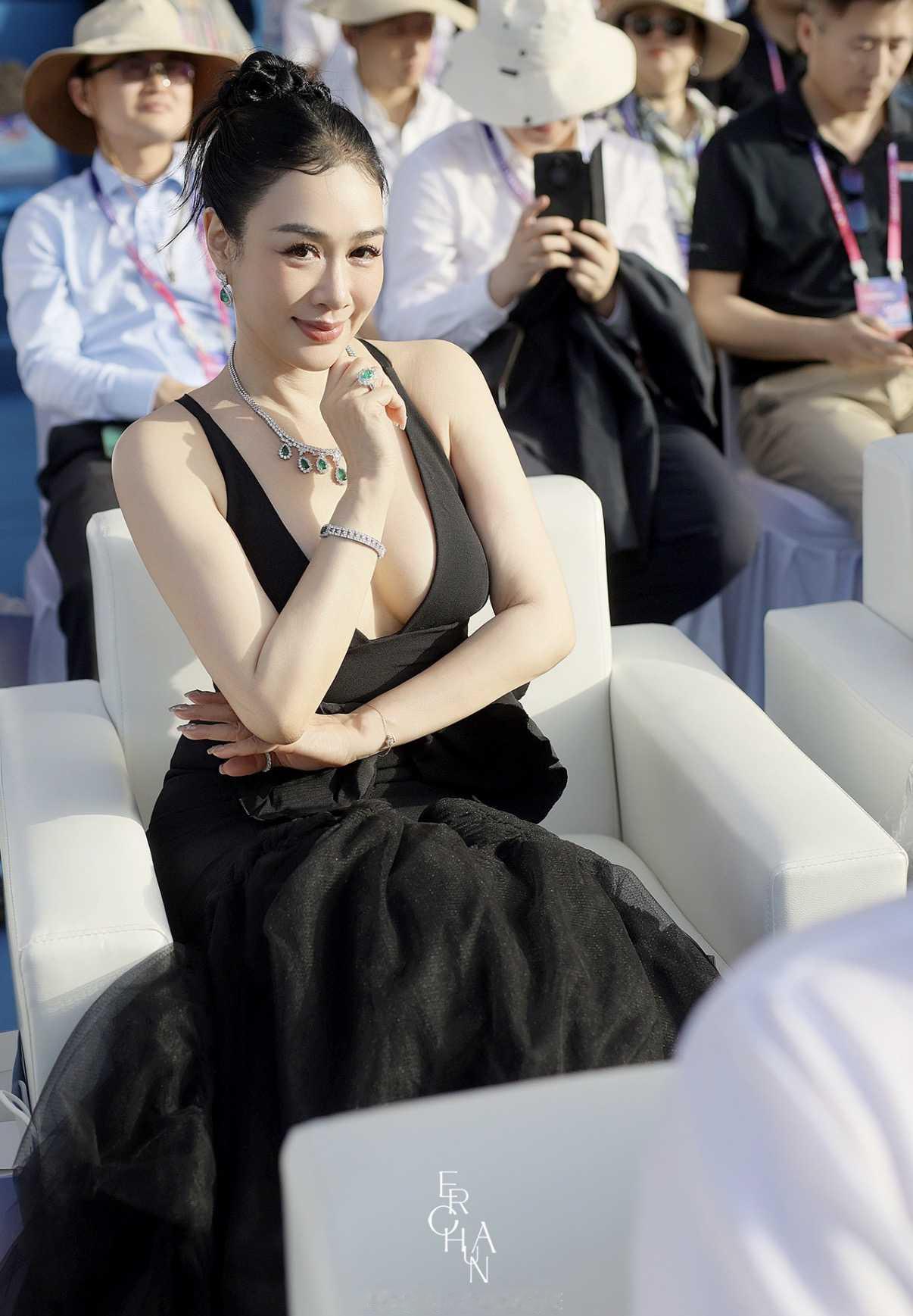 天哪，这身材也太顶了吧！

一直都知道钟丽缇不是骨感美人，但是没想到这么丰腴！

在这个追求&34;白幼瘦”的时代，钟丽缇的身材真的是一种另类的，性感美！

肩背舒展，腰臀曲线流畅，上围丰满，四肢匀称，自带浓郁的女人味。