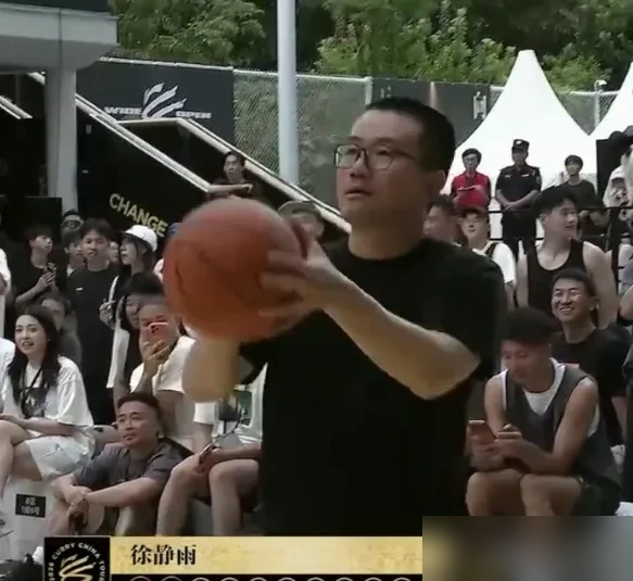 库里在旁边看着，徐静雨站上三分线，连扔十几个，一个没进。
不是打铁，是三不沾，篮下空篮都能放丢。现场视频传疯了，全网都在数他到底投丢了多少个。
结果他直播解释：我是怕那些只拿两三分的人难堪。
美娜直接没绷住，网友更狠：投不进就说让球，这剧本比比赛精彩。
旁边库里热身随手一抛就是超远空心，差距