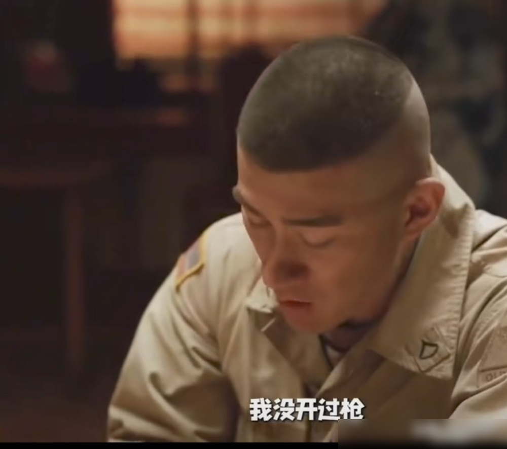 李治廷又演了个傻子，这次连脸都不用换。暑期档两部片子，《欢迎来龙餐馆》《空枪》，全是傻气角色，票房还都不低。
导演不找王力宏，不找蒲巴甲，偏找他。三张脸放一块能消消乐，凭啥就他接这活？片酬是一码，关键在气质。王力宏那脸写满贵公子，演傻子观众出戏。蒲巴甲太硬，野路子，傻不起来。李治廷混血底子带钝感，