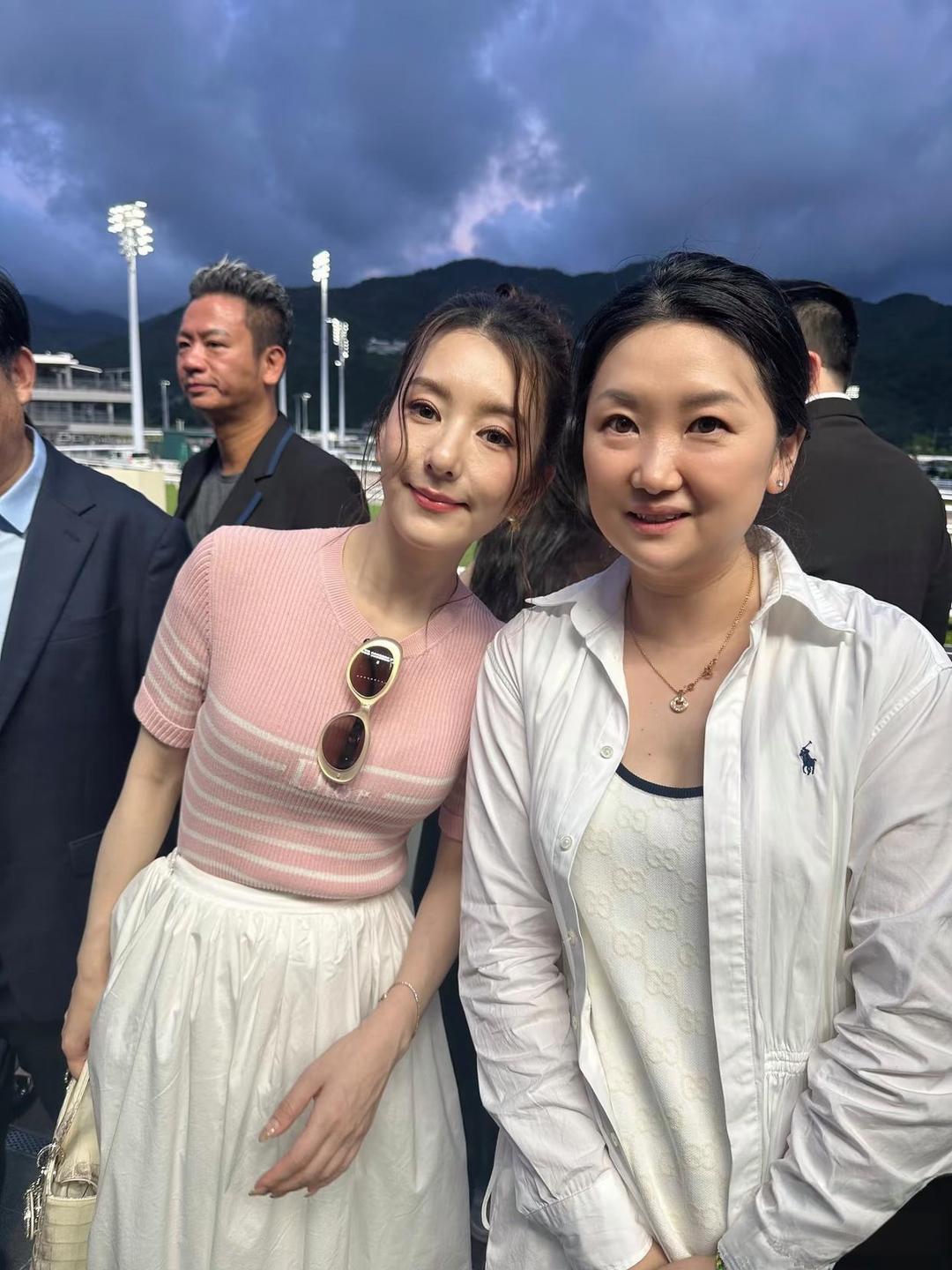 61岁郭富城和老婆方媛带大女儿、二女儿到香港沙田看赛马，他穿着一身西服，打扮贵气有型，外表好年轻，身姿挺拔，完全不像一个年过六旬的老人！
方媛拎着名牌包，一副名媛贵妇风打扮，皮肤非常白，整个人状态超好。