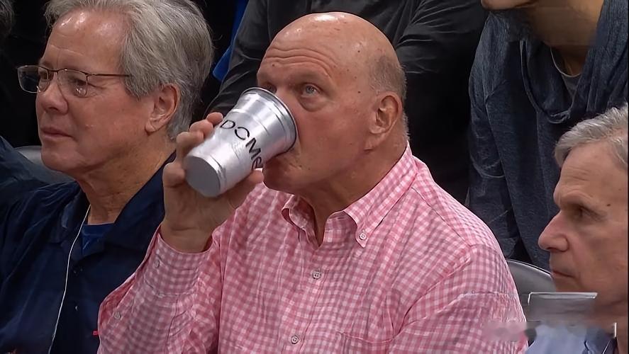 NBA 重磅罚单来了！快船被剥夺 2029-2033 年连续 5 个首轮签，罚款 3000 万，老板鲍尔默被禁赛 1 年，两位高管分别停职 1 年和 6 个月。伦纳德仅需退还 70 万美元，合同不受影响。
快船这次真是赔大了！未来多年选秀权受限，重建窗口被严重影响。管理层核心缺位，现有阵容又无争冠实