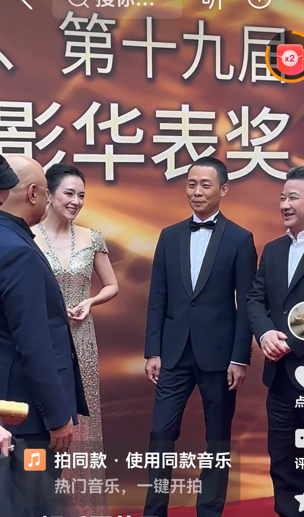 章子怡
这才是章子怡本人
笑起来
嘴巴张得大大的
就是毫无顾忌，开怀大笑的模样
能看得出性子爽朗
神情全然是自然流露
张译
演技扎实出彩
演什么像什么
当真不愧是影帝