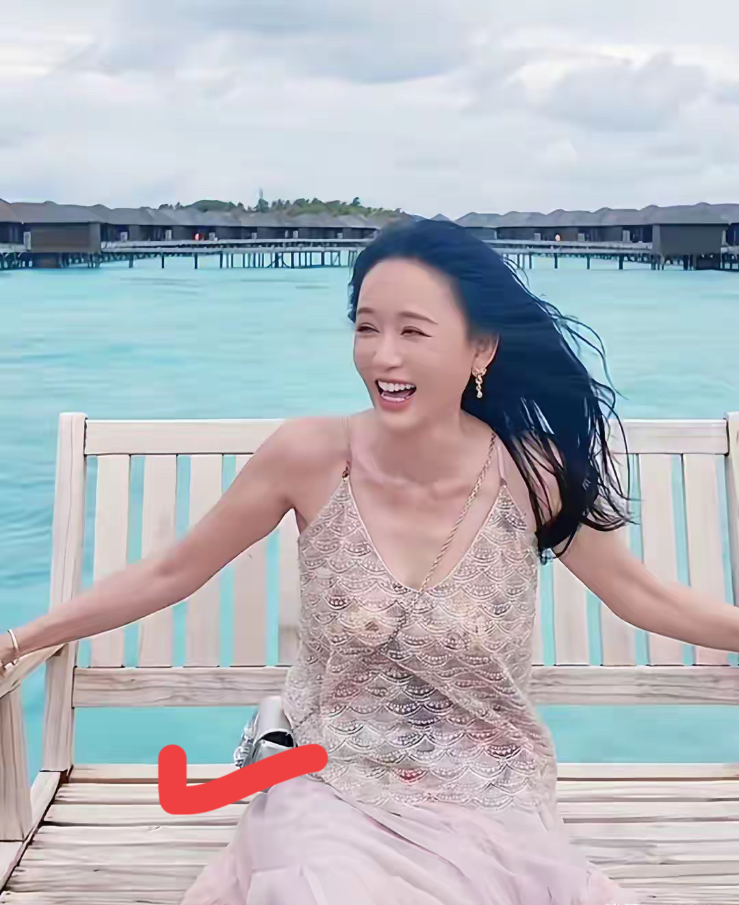 我敢肯定，提起这位老牌女明星
可以说，很多人的记忆瞬间就回到了十几年前的旧时光。她代言的手机铃声曾经火遍全国！

刷到网友拍到陈乔恩在马尔代夫度假的照片，属实有点意外。
今年47岁，肉眼看着瘦了一大圈，穿吊带的时候，胸骨都很显眼。

没有工作室精修，就是海边随手抓拍，脸上皮肉有点松弛，对比当年偶像剧