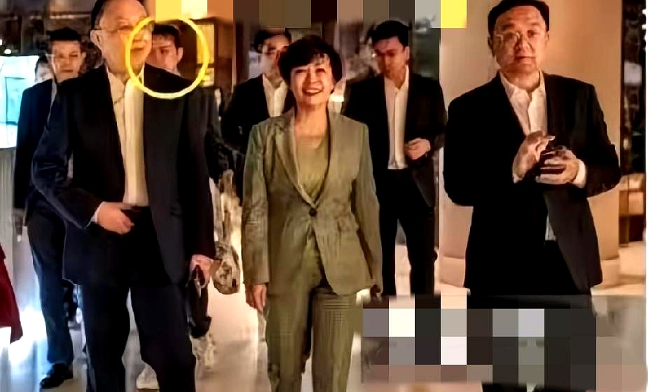 这一幕挺抓眼：2023年，比亚迪高管团队专程飞到南美考察。
王传福亲自带队，身边还有妻子李柯。
别误会，她可不是“家属随行”，她就是比亚迪美洲区负责人。
高层亲自踩点，说明对南美市场的态度很明确：亲自看、亲自问、亲自定。

一步一步把路走实，比什么宣传都管用。
你看，这样的组合出击，南美会不会成下一