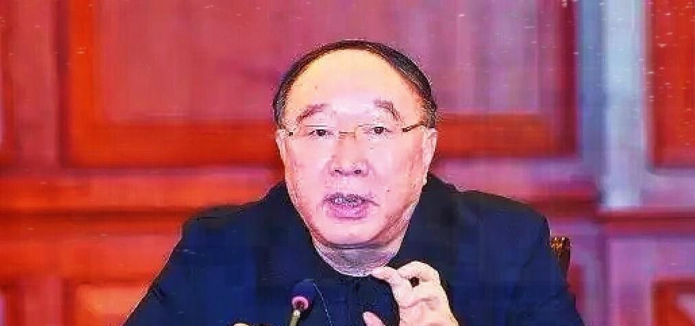 网传“老黄为儿子开红法拉利的事硬刚造谣、全家隐身”的稿子，翻来覆去传了这些年，没有一篇写得出“老黄”的全名，没有一篇附得上原始采访、警方通报或者本人公开表态。真去翻公开报道，对得上“红色法拉利”这四个字的人只有两个，一个车挂在父母名下，后来判了十六年；一个车是自己买的，年过八旬还在开，跟“护儿子”三