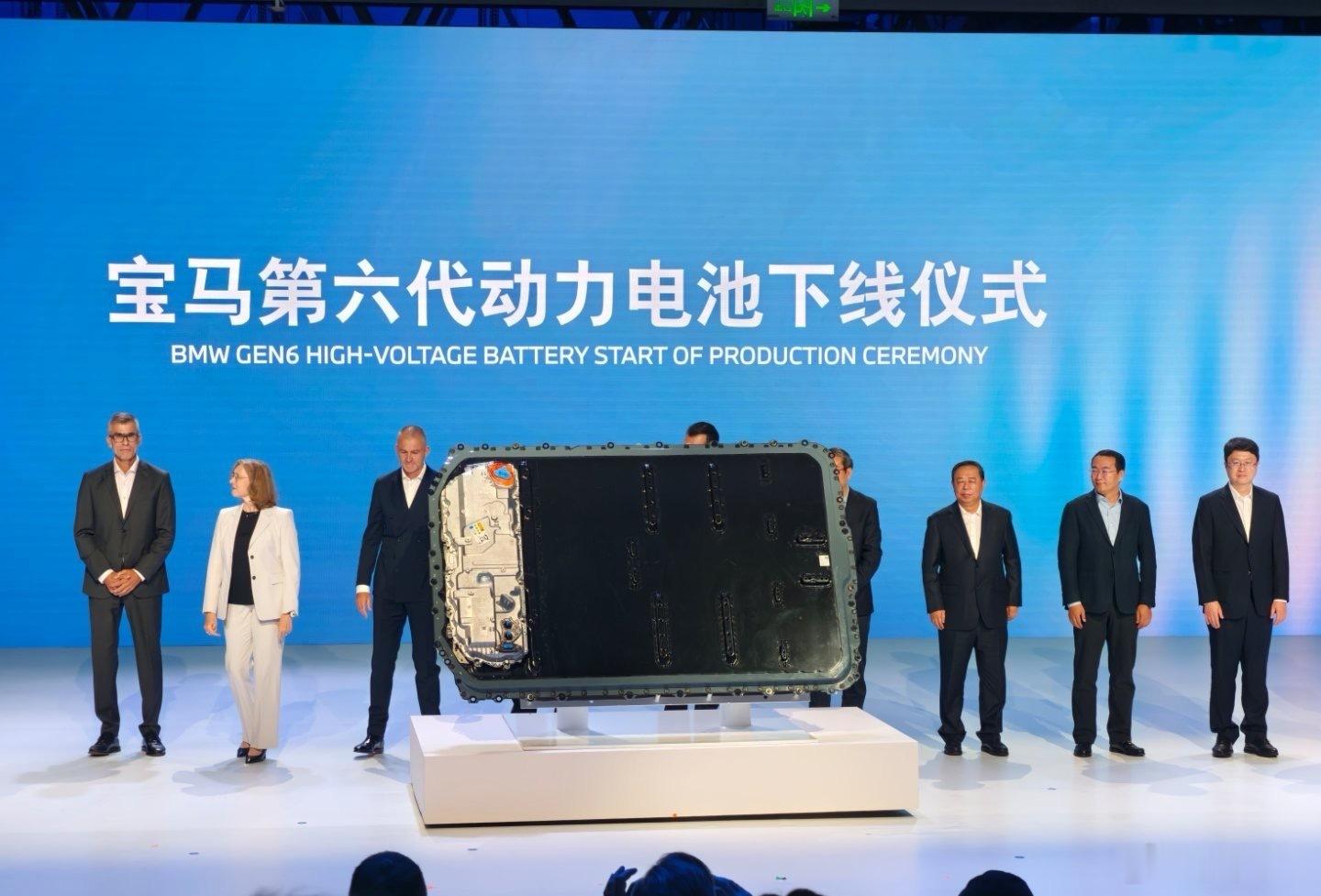 今天打卡沈阳宝马工厂
历经九年三代迭代，宝马第六代大圆柱动力电池，正式在沈阳工厂本土量产！这也是宝马大圆柱电芯在国内首次规模化落地。
刚刚走进电池车间近距离感受了这套新电池技术。

这套电池采用取消传统模组的直集成方案，电芯能量密度提升超20%，续航、充电速度最高提升30%，还斩获行业创新 ​