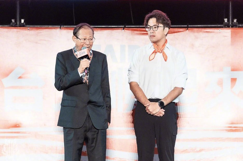 美国AMD公司董事长兼CEO、全球AI芯片巨头掌门人苏姿丰，的父亲苏春槐，公开力挺民进党的沈伯洋。

2026年10月18日晚，苏姿丰的父亲苏春槐在台北市民权公园，参加了民进党台北市长参选人沈伯洋的“大洋流”造势活动，公开为沈伯洋站台助选。

苏春槐担任着台湾总统府资政、民进党美东党部主委，本身具有 ​
