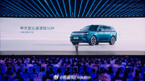 雷总介绍N70：

“和（理想）L6和（问界）M6的尺寸差不多。”

在发布会上听到友商真名的可真不多，但确实直观。毕竟N70是个后来者。

#小米澎程SUV今晚上市##小米# ​​​