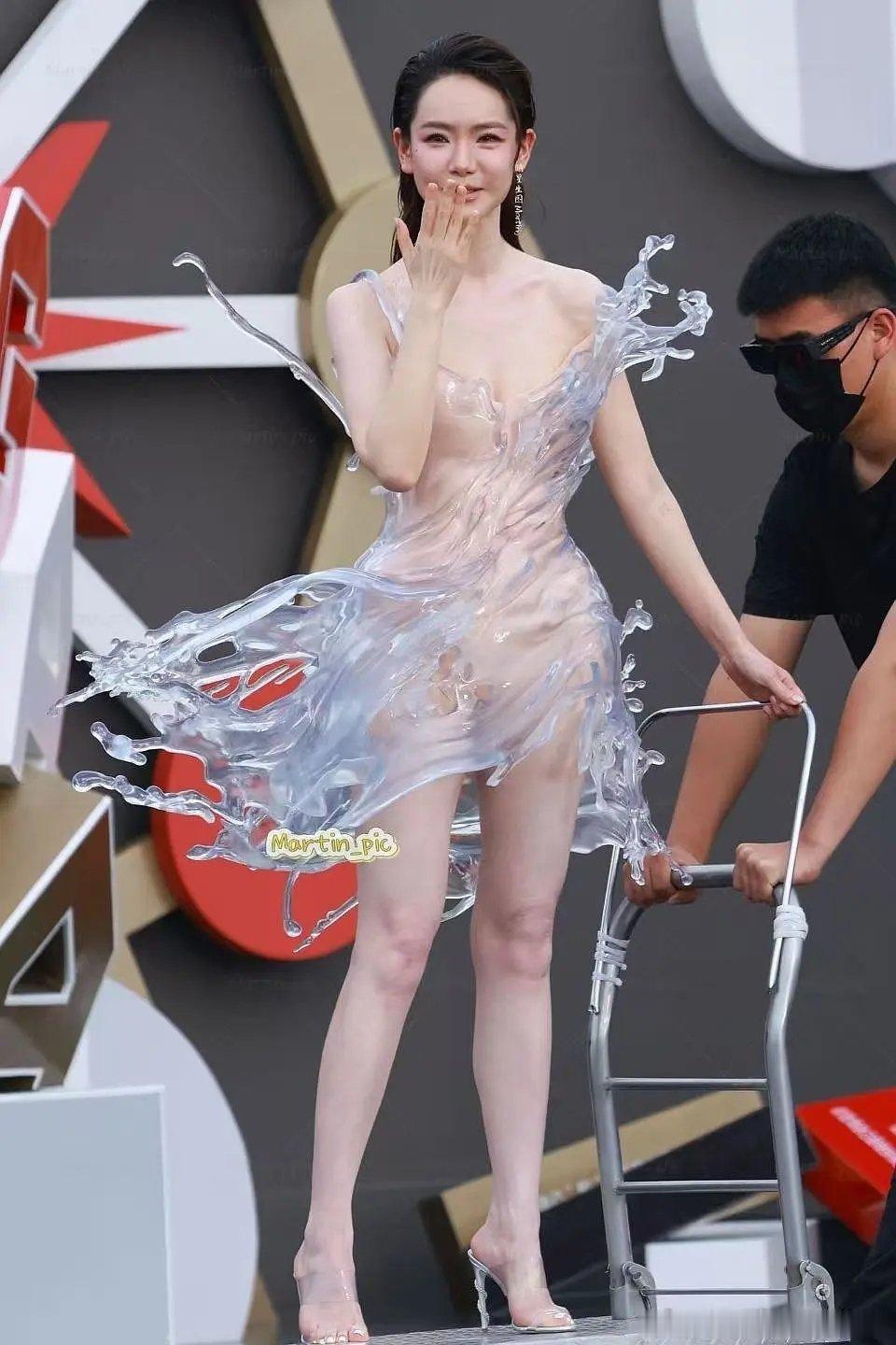 戚薇这条3d打印裙只适合拍照，现场太灾难了 ​