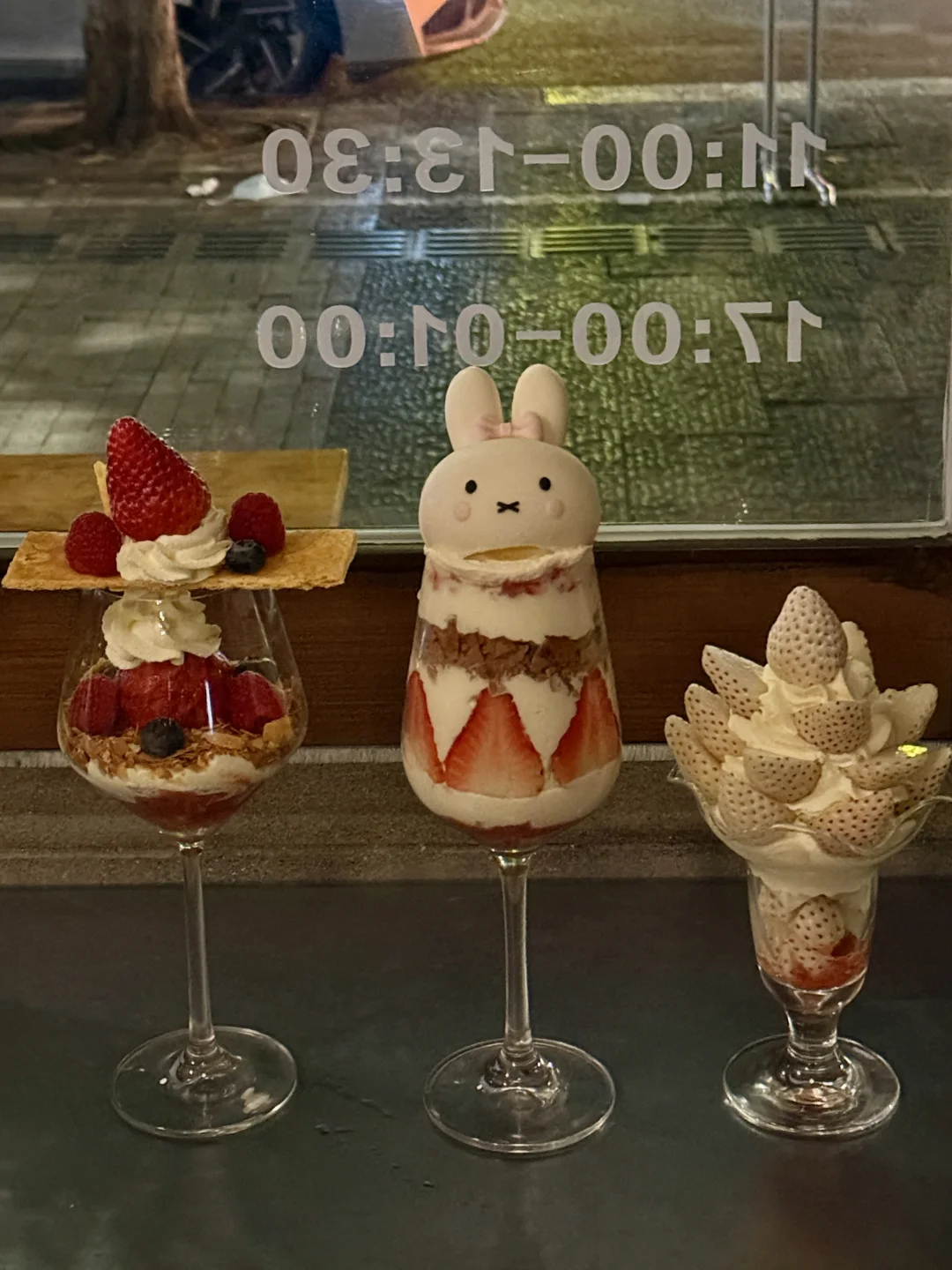 杭州首家！！杭州首家！米菲兔草莓夜芭菲（•x•）