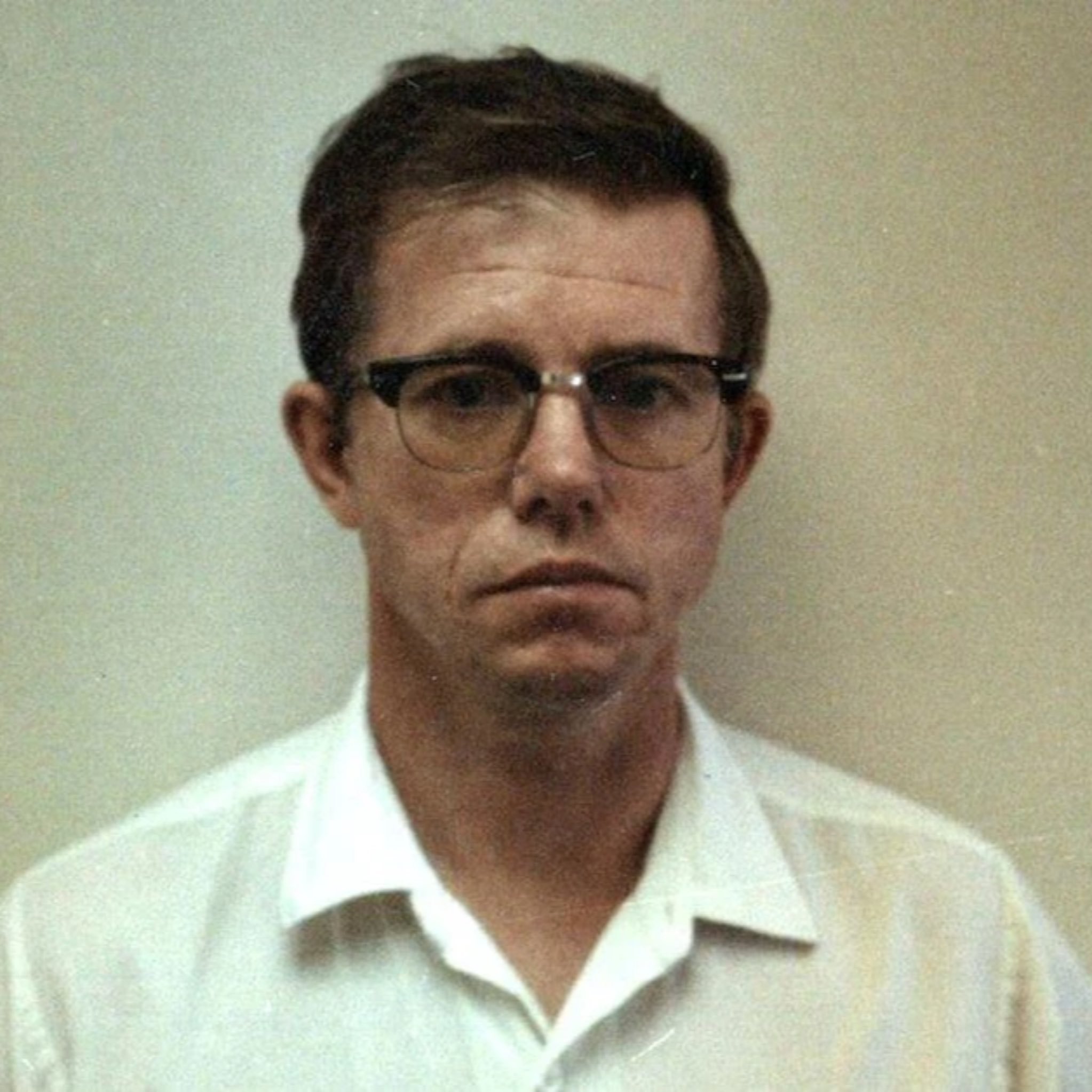 美国连环杀人案：“安克雷奇猎人”罗伯特·汉森（Robert Hansen）案件。

1983 年 6 月，阿拉斯加安克雷奇，17 岁女孩 Cindy Paulson 赤脚、半裸、戴着手铐从路上逃跑。她刚刚从一个男人手中逃脱。

她被持枪绑架，关在地下室，之后被带到机场，准备被飞到荒野小屋。趁对方装载飞机时，她逃出车子，跑到 ​