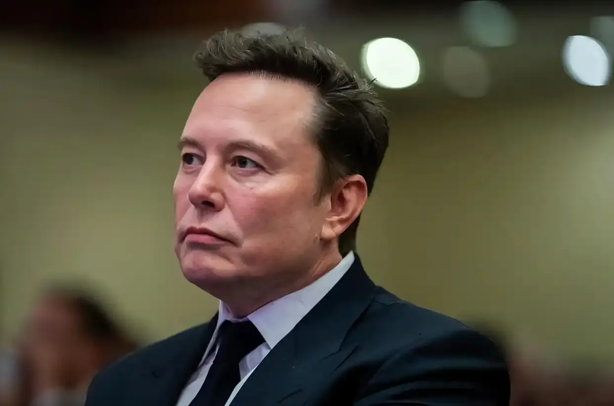 马斯克在北美横着走，到了印度连张牌照都拿不下来，这次是真急了。

他在X上不点名