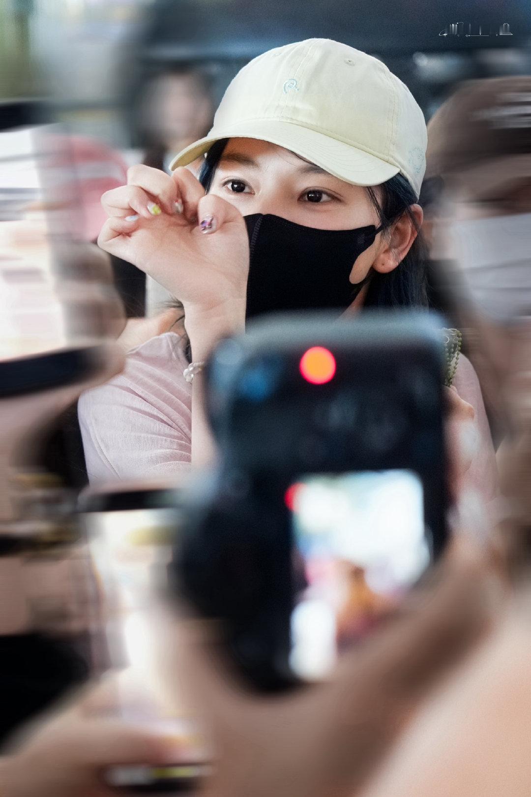 260912 PEK到达

#黄灿灿[超话]# ​
