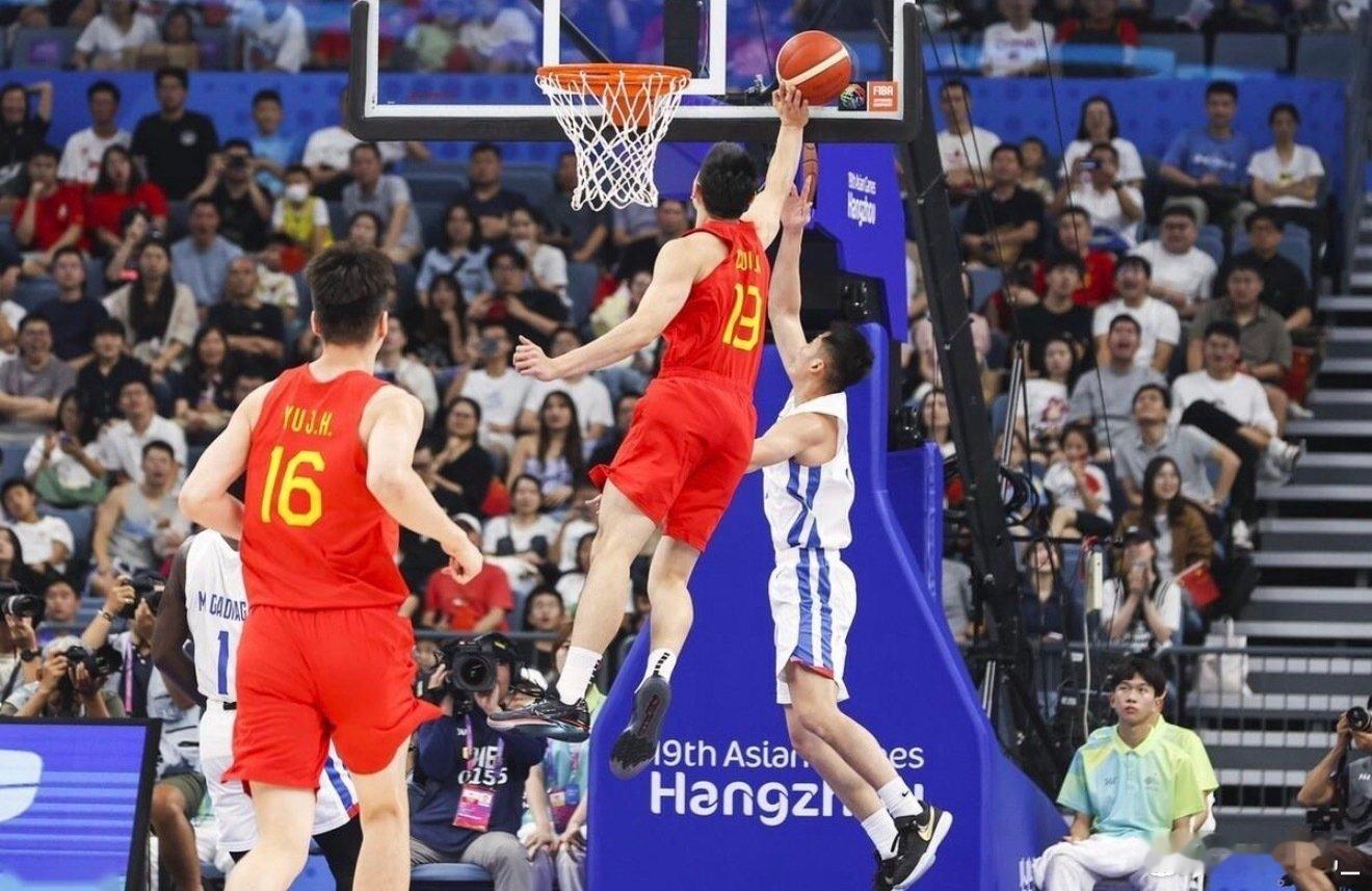 88比65！中国男篮轻取巴林，继续保持亚运会连胜势头。23分优势拿下比赛只是基本目标，真正值得期待的，还是这支年轻阵容到了淘汰赛能打出怎样的表现。

#中国男篮vs巴林男篮##中国男篮88比65巴林# ​