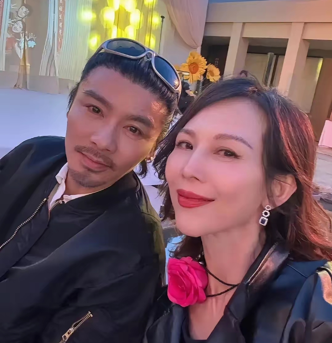 在综艺节目里，蔡少芬曾分享过一段与张晋的往事。她说，一次争吵后，她赌气提出分手，半夜翻出行李箱，故意弄出很大声响。张晋没有阻拦，只是平静地问她是否需要帮忙叫车。

她拖着箱子往外走，楼道里的灯一层层亮起。张晋走在前面，按了电梯，出了单元门。她跟在后面，轮子碾过地面，声响在夜里格外清晰，心里越来越委屈