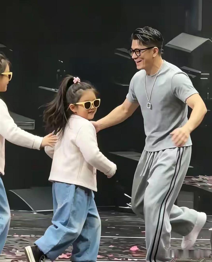 60岁郭富城开演唱会，带女儿一起上台。小姑娘一点儿不怯场，眉眼和方媛简直一模一样。 ​​​