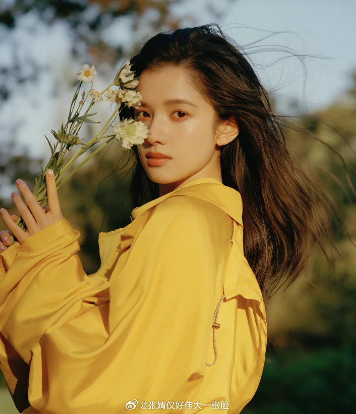 秋天来了，美美哒张婧仪送来问候 #张婧仪# ​