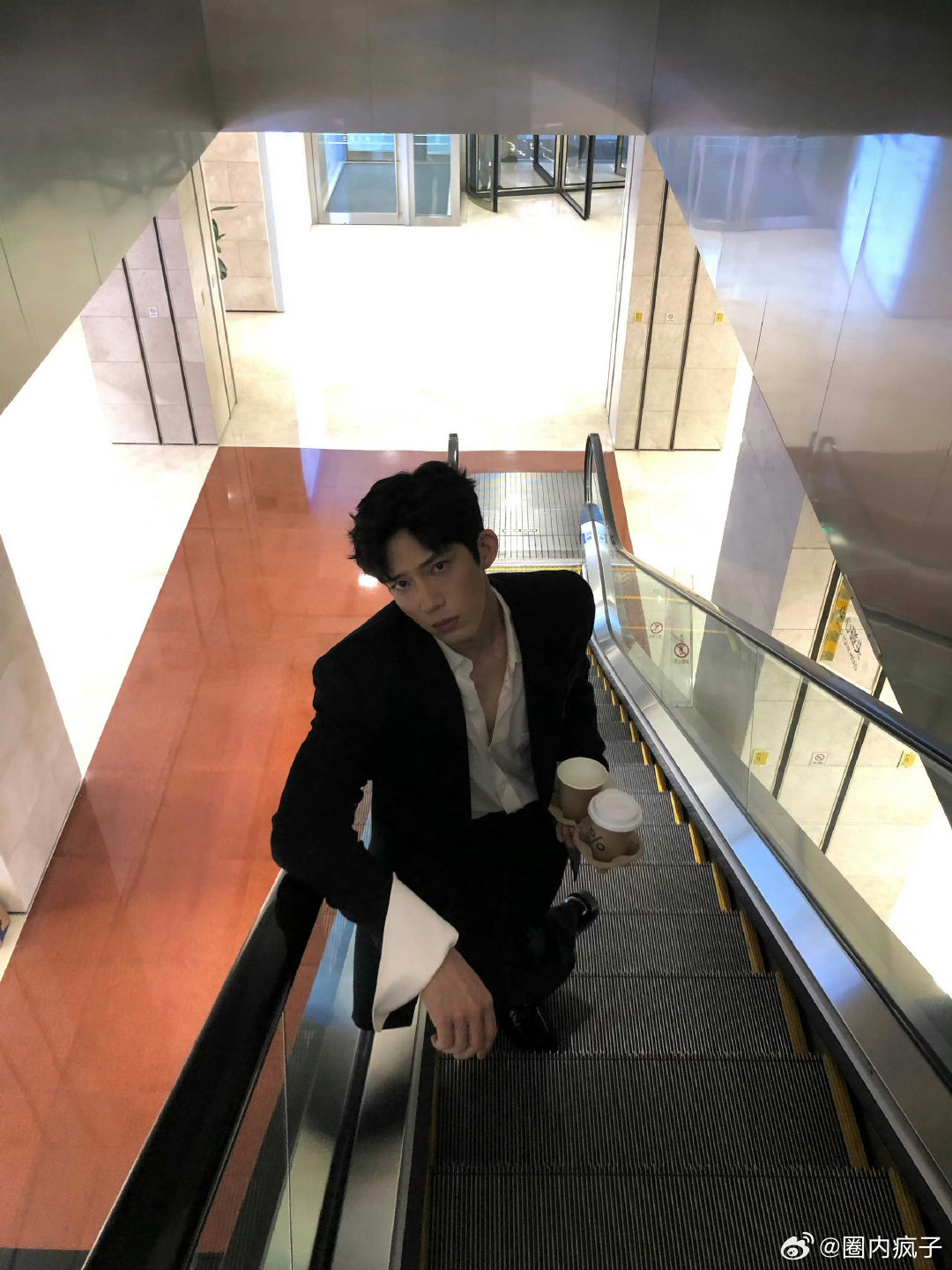 #井柏然把秀场穿到Luke身上##井柏然想让全球看到中国审美# 面对高级时装在剧集市场的小众性，井柏然勇敢尝试，借Luke一角向全球观众传递自成一派的中国审美体系。 ​