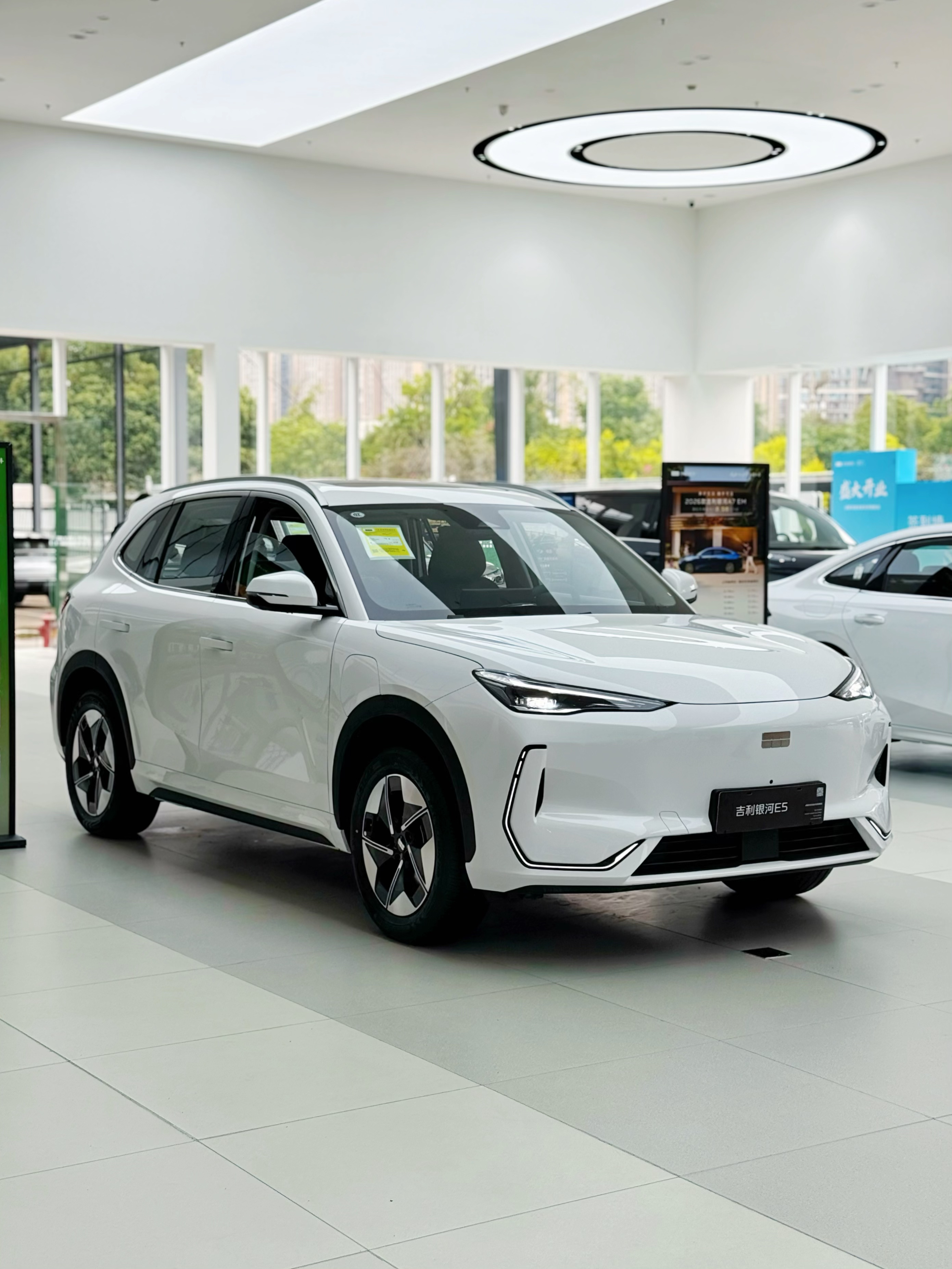 吉利银河E5，一台紧凑型纯电SUV，上市以来卖得一直很火，2026款10.98万起，续航、空间、车机都没明显短板，很符合家庭第一台电车的需求。

续航是它的一大优势，2026款直接给到530公里和610公里两个版本，日常通勤一周一充，跑个跨城短途也没压力；用的是神盾短刀电池，安全性口碑不错，低温续航保持率 ​