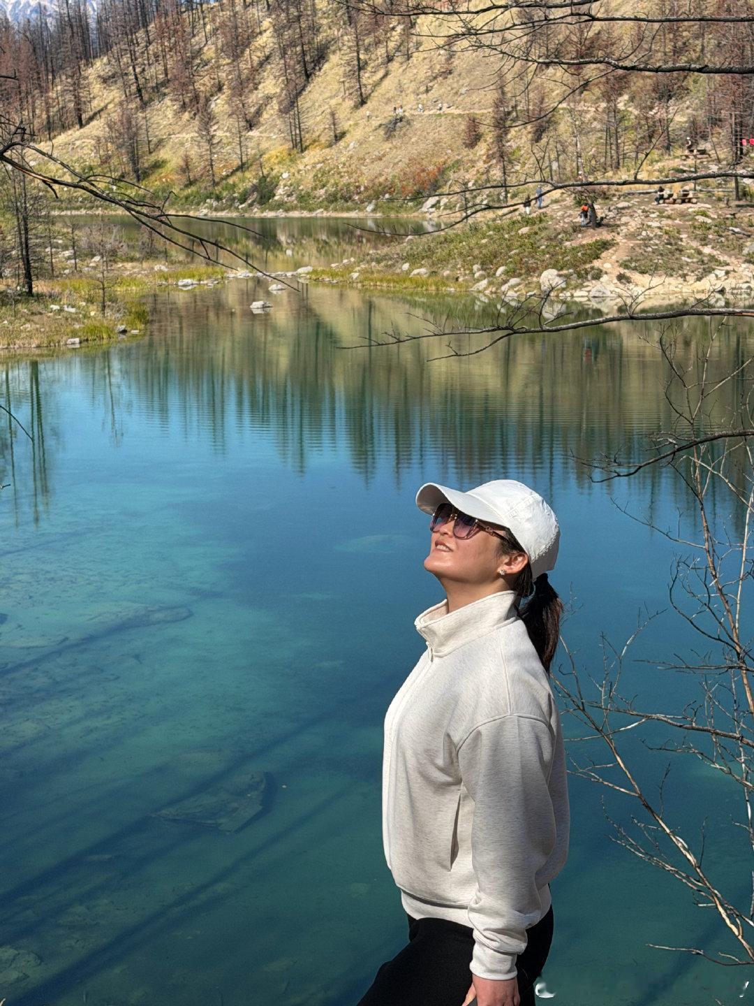 嗯，湖是真绿
如果没有24年的山火，不知道会有多美
Five Lake徒步5.5公里，上坡下坡的，还是略累
不过真的很值得，静静的看着美景，感觉很棒
昨天吃了菲律宾chef做的韩餐
今天吃了印度chef做的泰餐[傻眼]  ​