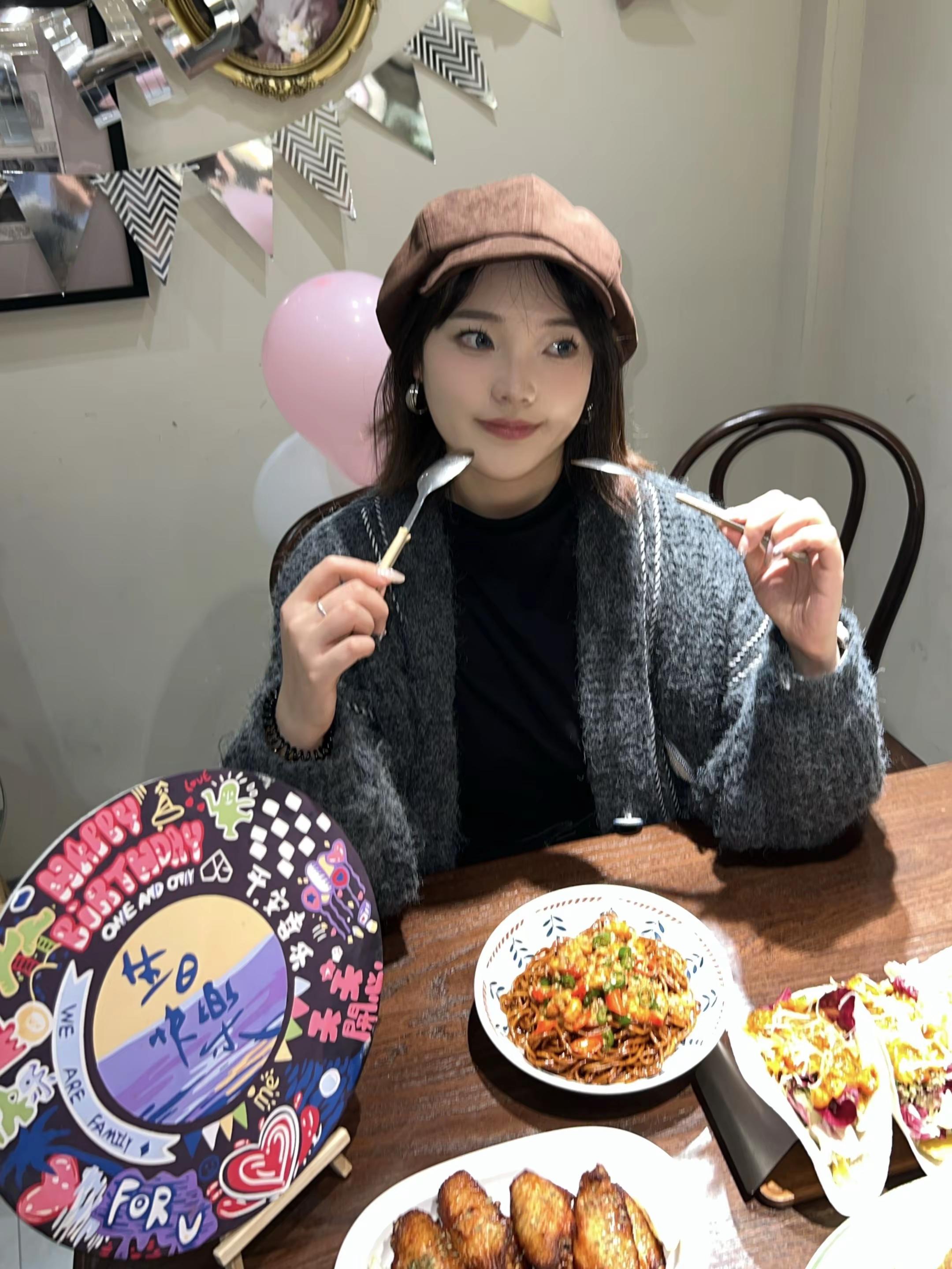 <p>笨蛋美女 <!--{img:0}--><!--{img:1}--...