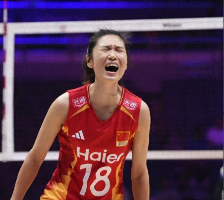 女排亚锦赛：全网暴怒！中国遭绝杀，6问赵勇：为何弃用张籽萱？

2026年8月30日晚上，天津体育馆里的空气像是被抽干了，瞬间将所有人的怒气达到了顶级！

我国女排整整打满五局，结果明明毫无悬念的冠军，2比3直接输给了泰国队，将冠军拱手让人，我们只能带着亚军离开场地，没能通过亚锦赛直通2028年洛杉