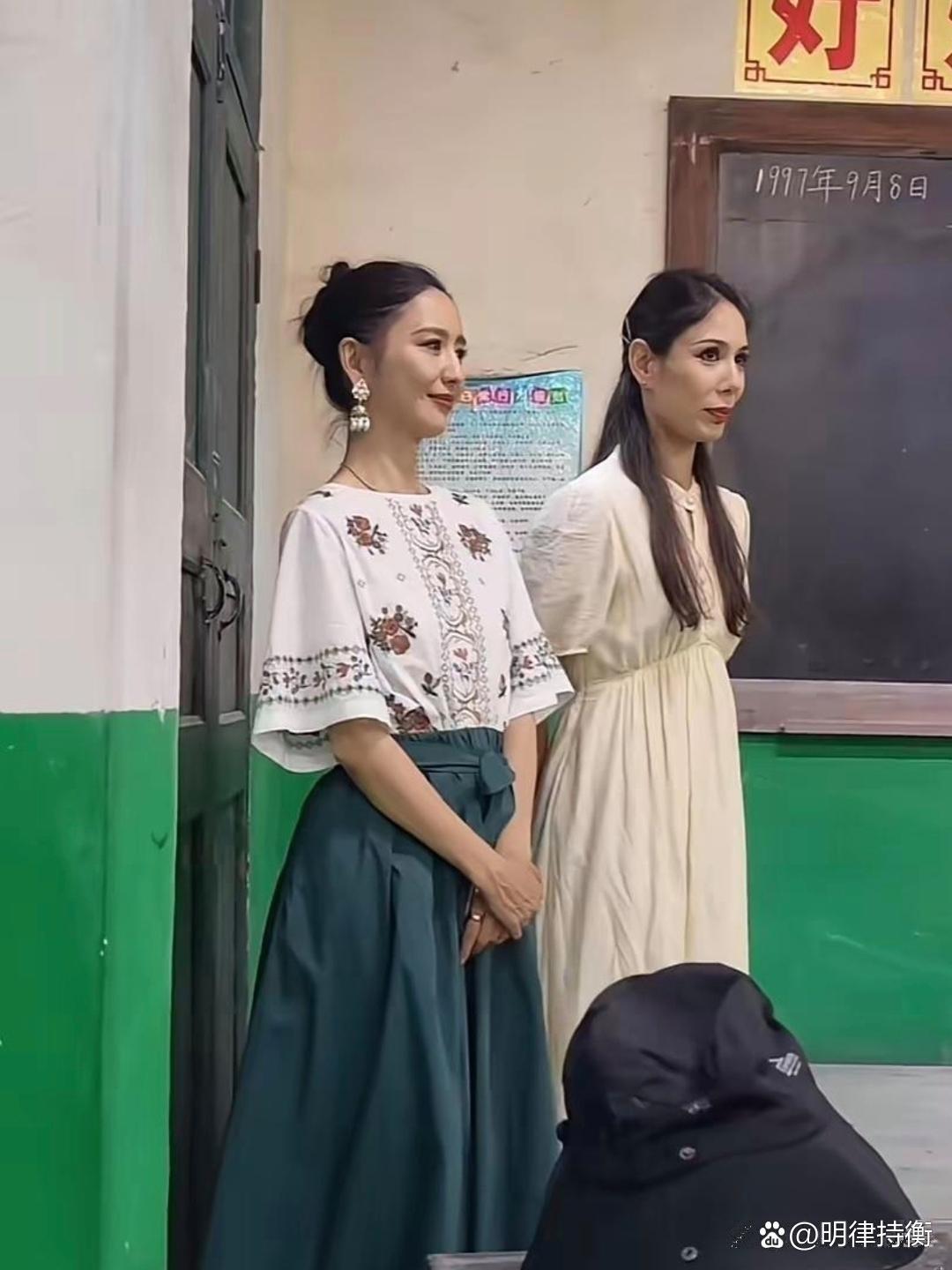 这才是佟丽娅真实的照片，这么看确实太瘦了，真人比镜头里还要瘦一圈 ​