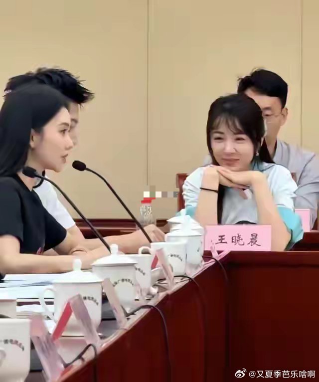 当年她和胡歌的绯闻满天飞，可惜没有在一起！不然绝对是娱乐圈的一段佳话。 ​