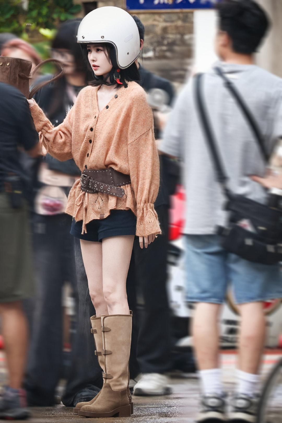 #白鹿新剧机车路透#
今日份机车王韵娜
 #白鹿吃完菠萝包不用吃宵夜了# ​