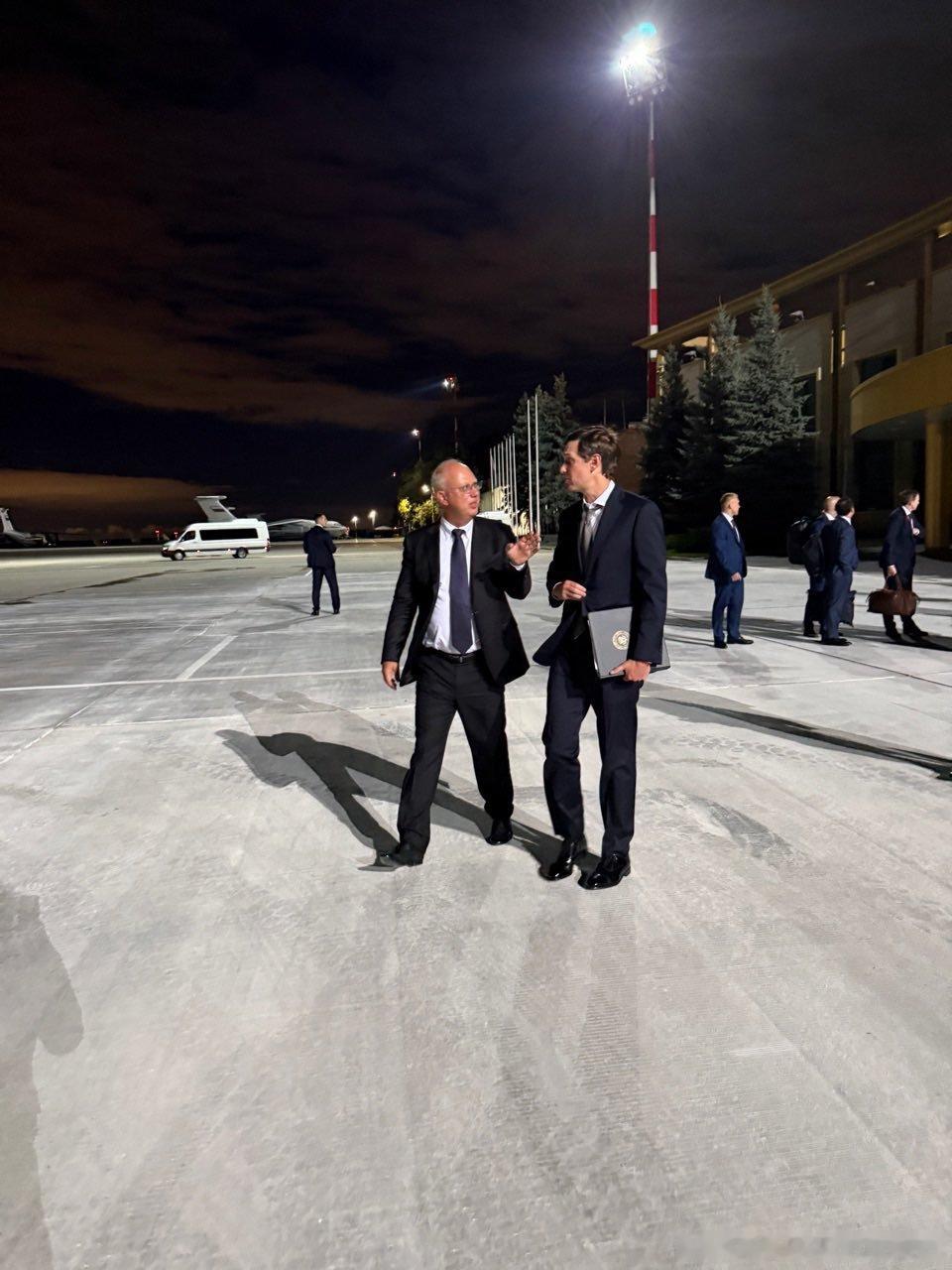 美国总统特使Witkoff和Kushner在和普京3个多小时的会谈之后，离开莫斯科

- ​